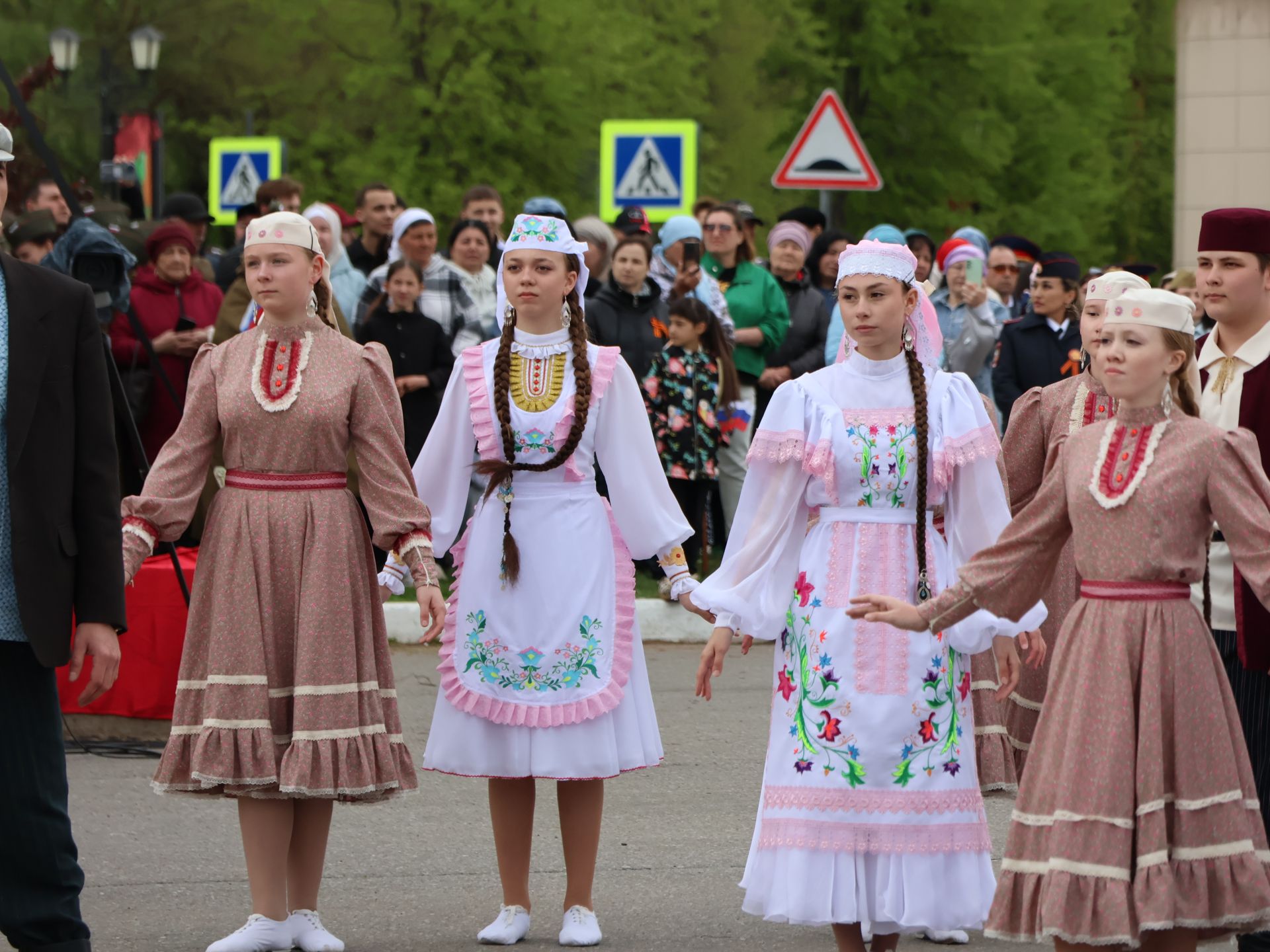 Җиңү килде җирне нурга күмеп, Шатлык белән күзне чылатып!