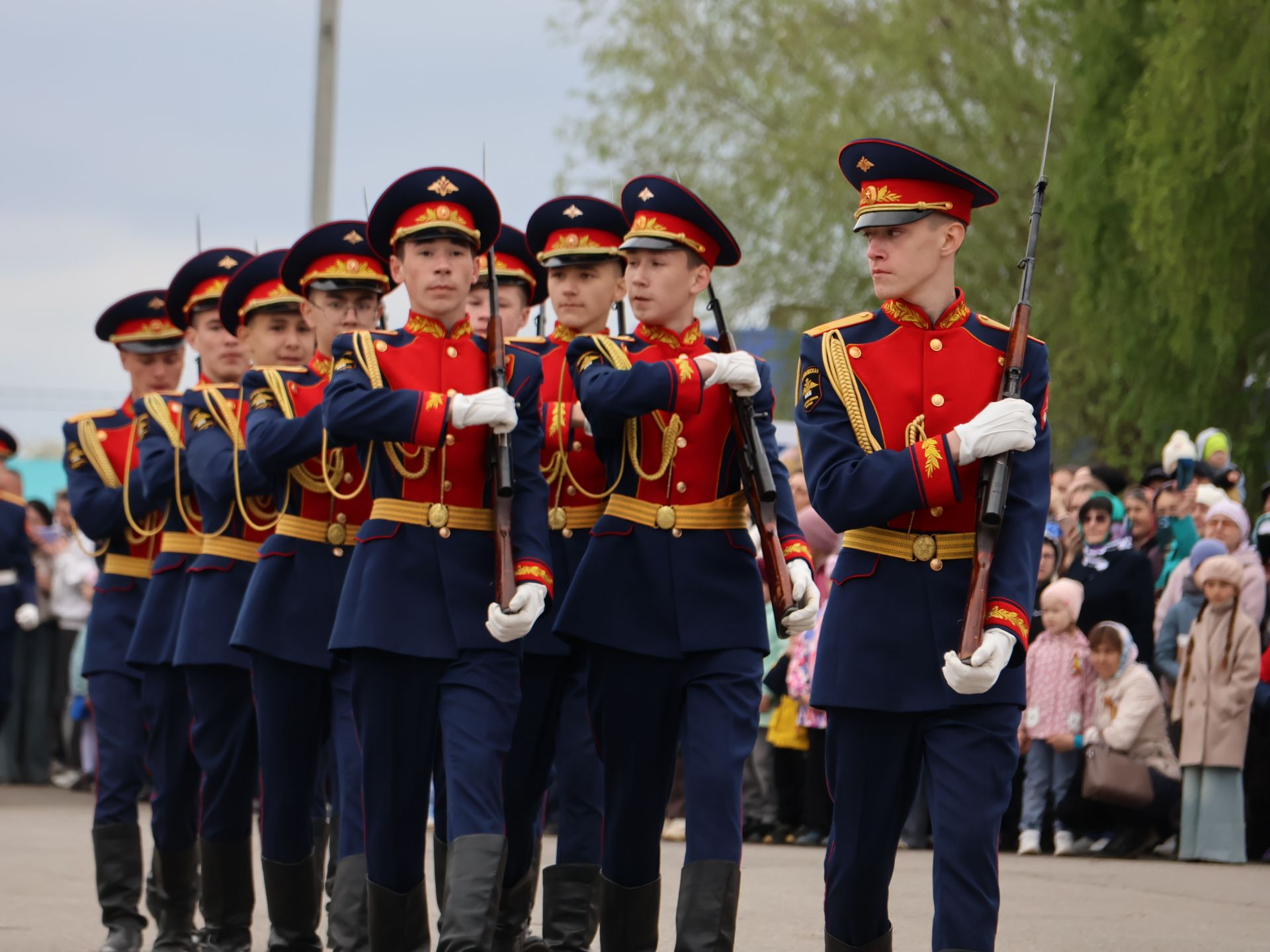 Җиңү килде җирне нурга күмеп, Шатлык белән күзне чылатып!