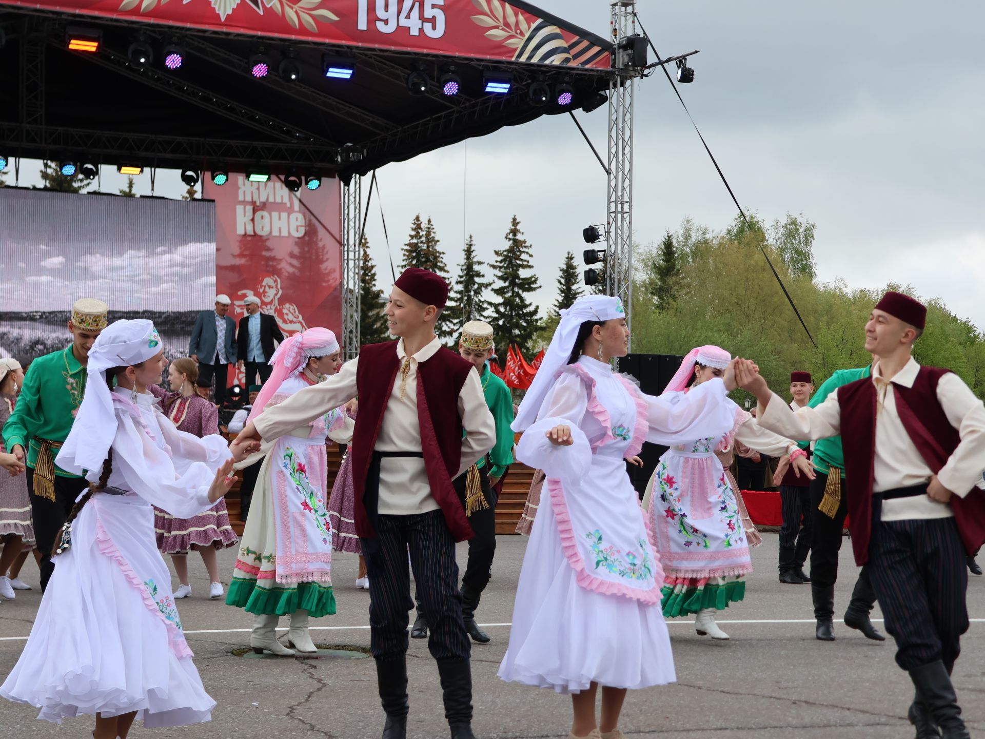 Җиңү килде җирне нурга күмеп, Шатлык белән күзне чылатып!