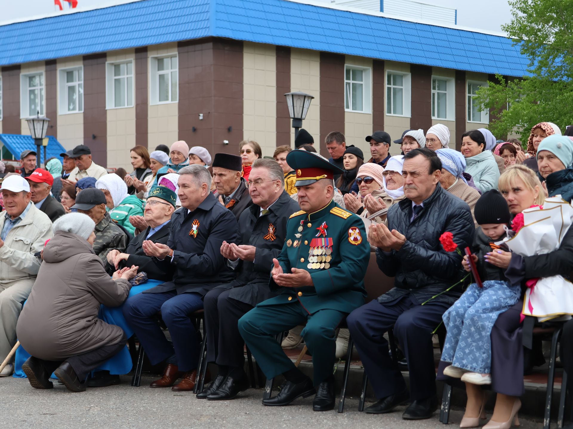 Җиңү килде җирне нурга күмеп, Шатлык белән күзне чылатып!