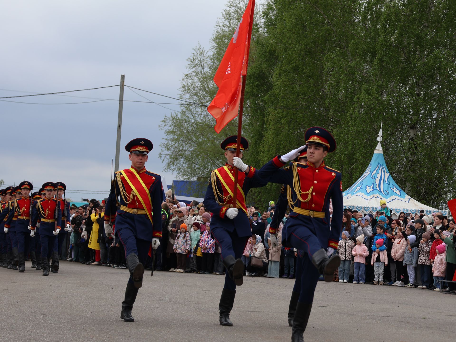 Җиңү килде җирне нурга күмеп, Шатлык белән күзне чылатып!