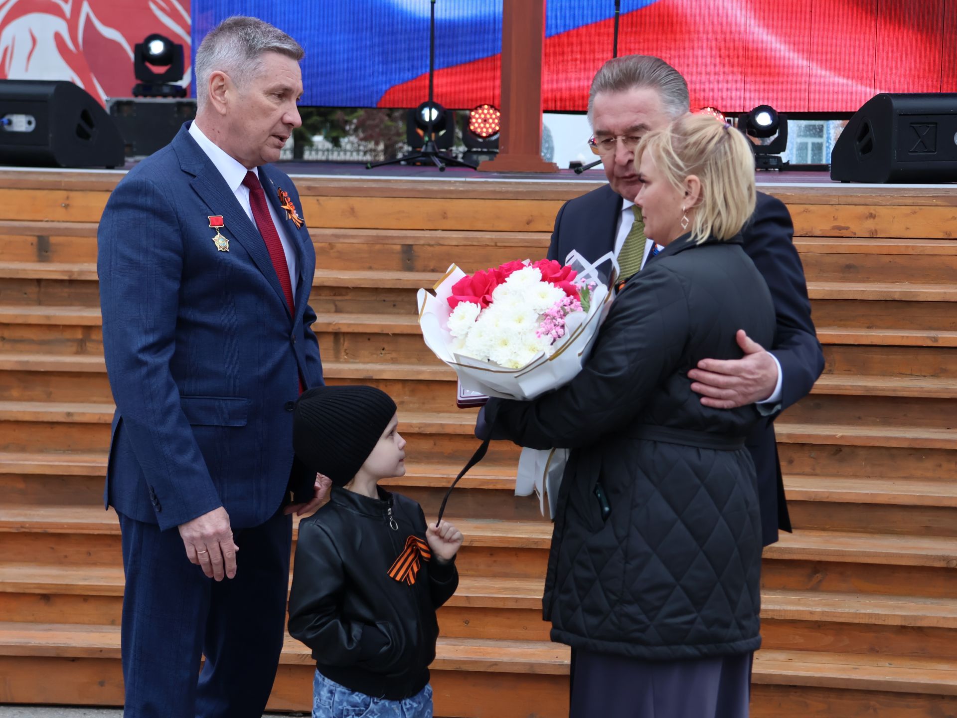 Җиңү килде җирне нурга күмеп, Шатлык белән күзне чылатып!
