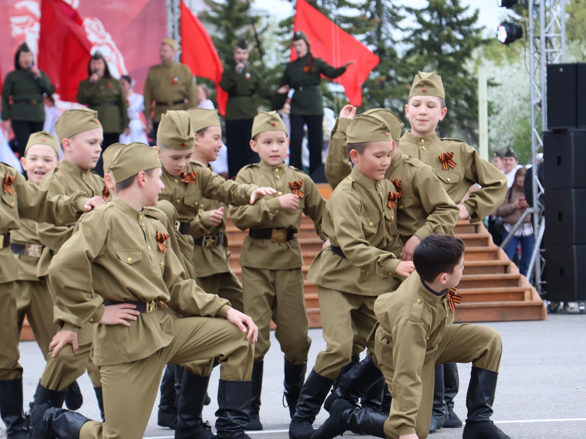 Җиңү килде җирне нурга күмеп, Шатлык белән күзне чылатып!