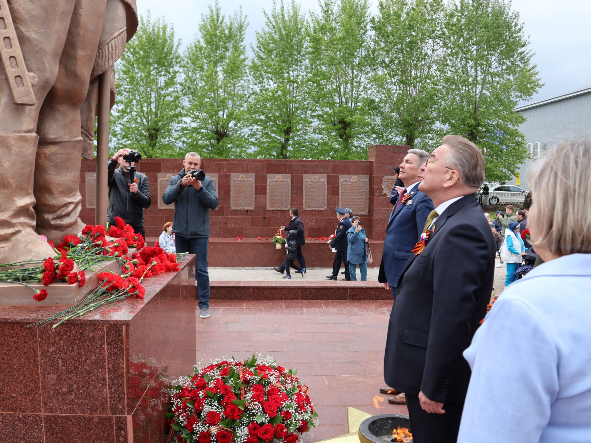 Җиңү килде җирне нурга күмеп, Шатлык белән күзне чылатып!