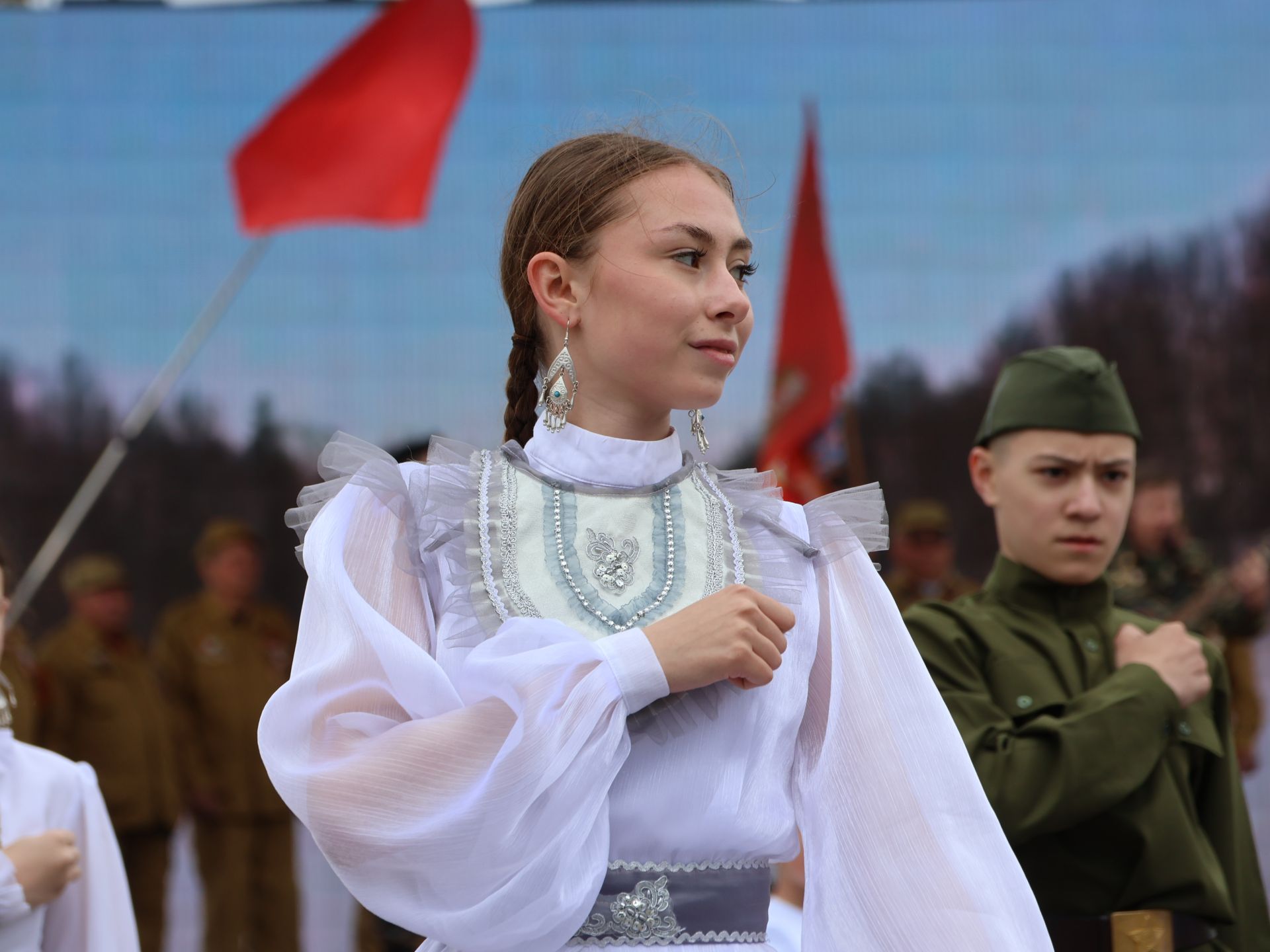 Җиңү килде җирне нурга күмеп, Шатлык белән күзне чылатып!