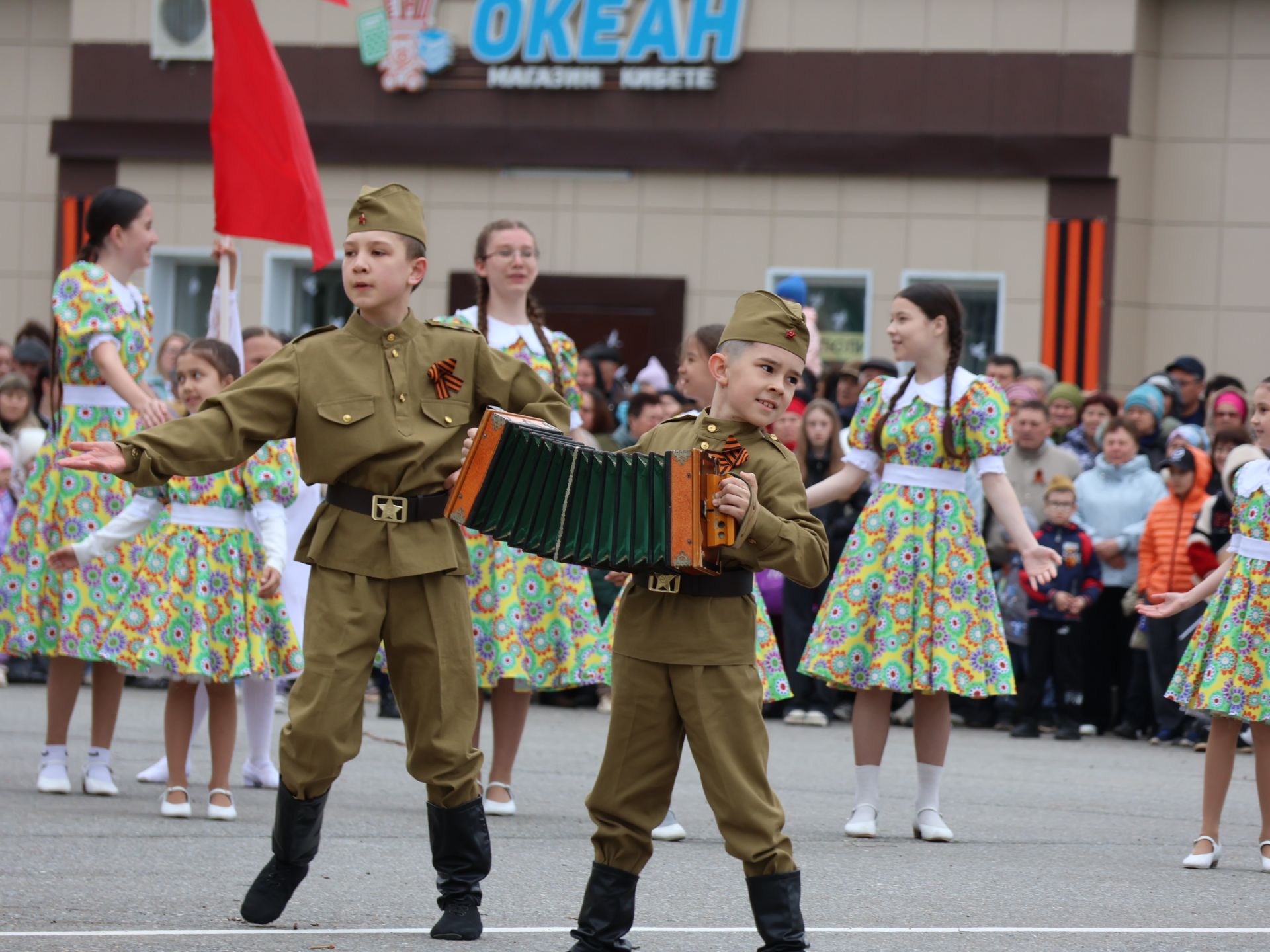 Җиңү килде җирне нурга күмеп, Шатлык белән күзне чылатып!