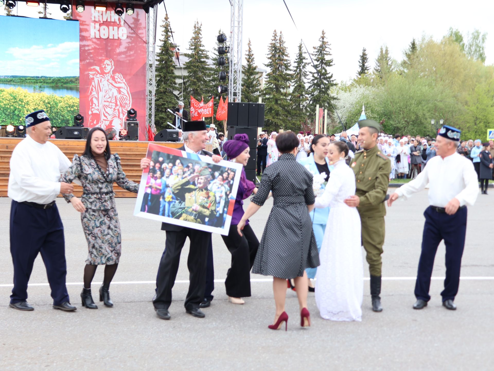 Җиңү килде җирне нурга күмеп, Шатлык белән күзне чылатып!