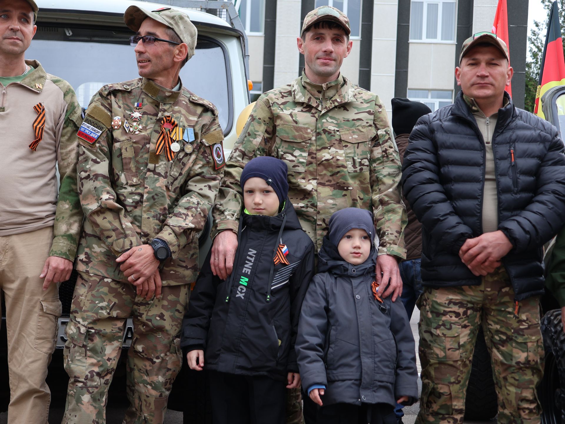 Җиңү килде җирне нурга күмеп, Шатлык белән күзне чылатып!