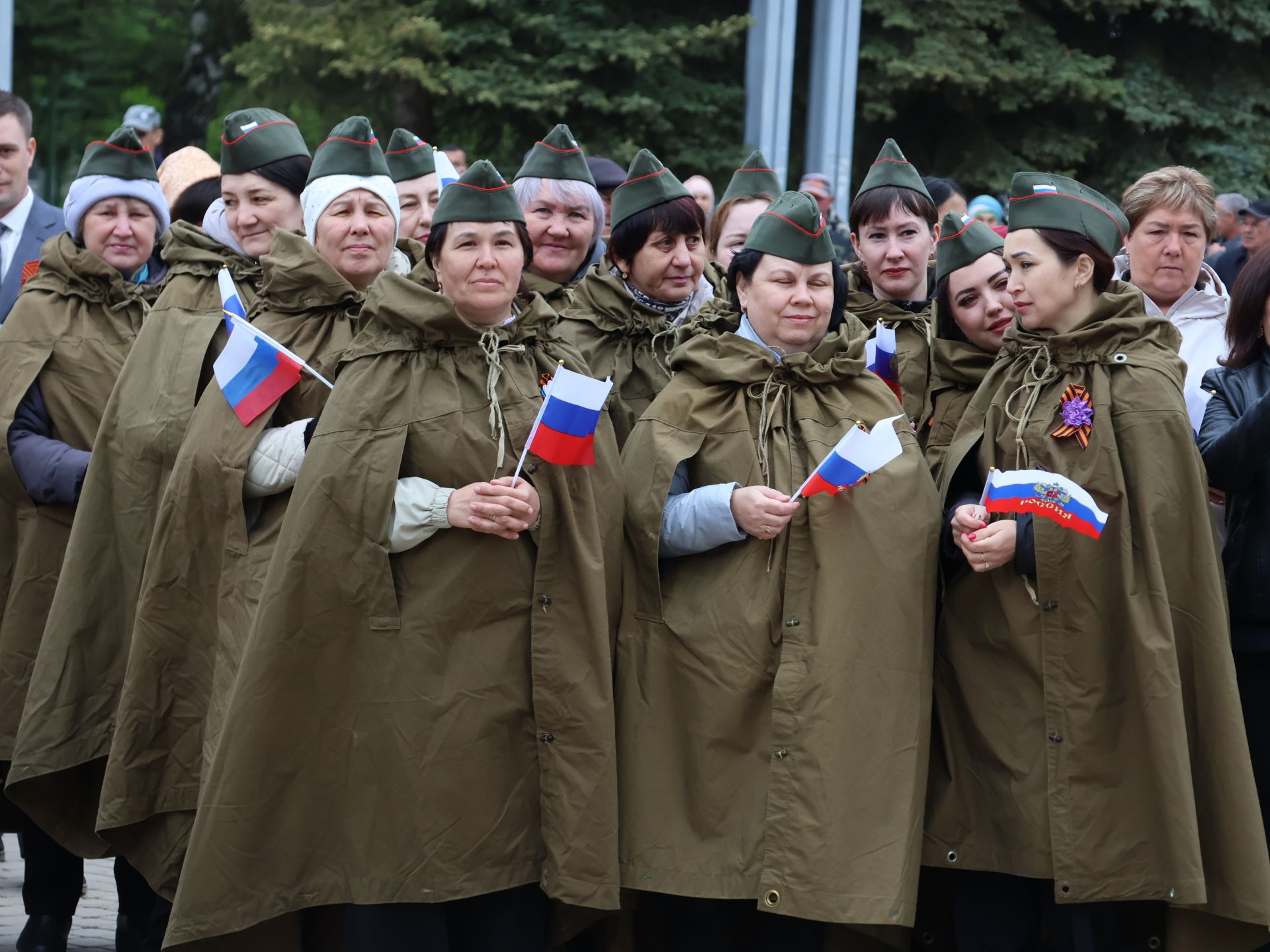 Җиңү килде җирне нурга күмеп, Шатлык белән күзне чылатып!