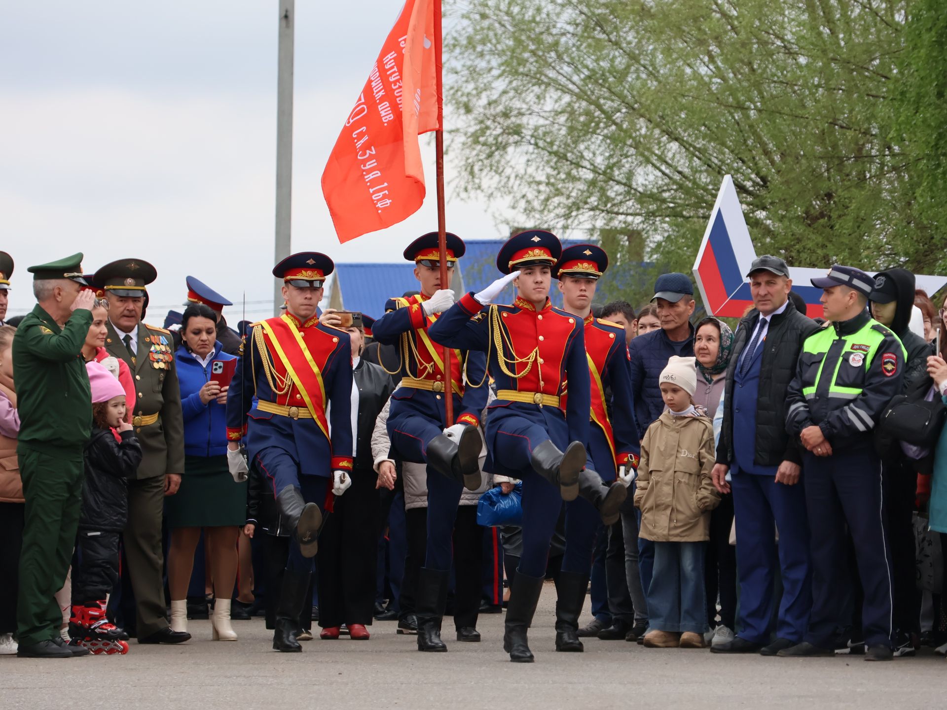 Җиңү килде җирне нурга күмеп, Шатлык белән күзне чылатып!
