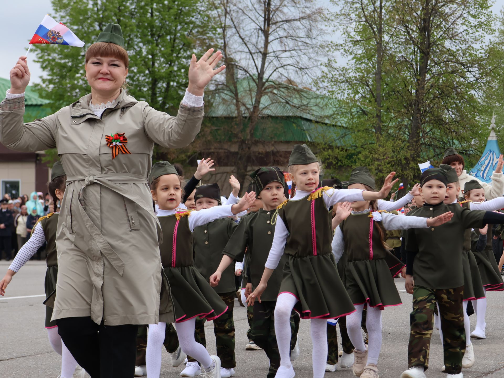 Җиңү килде җирне нурга күмеп, Шатлык белән күзне чылатып!