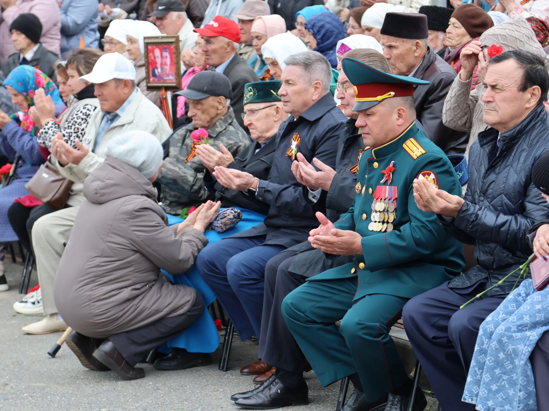 Җиңү килде җирне нурга күмеп, Шатлык белән күзне чылатып!