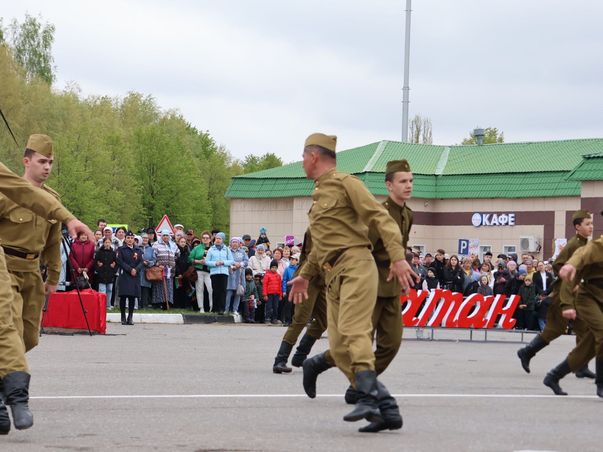 Җиңү килде җирне нурга күмеп, Шатлык белән күзне чылатып!