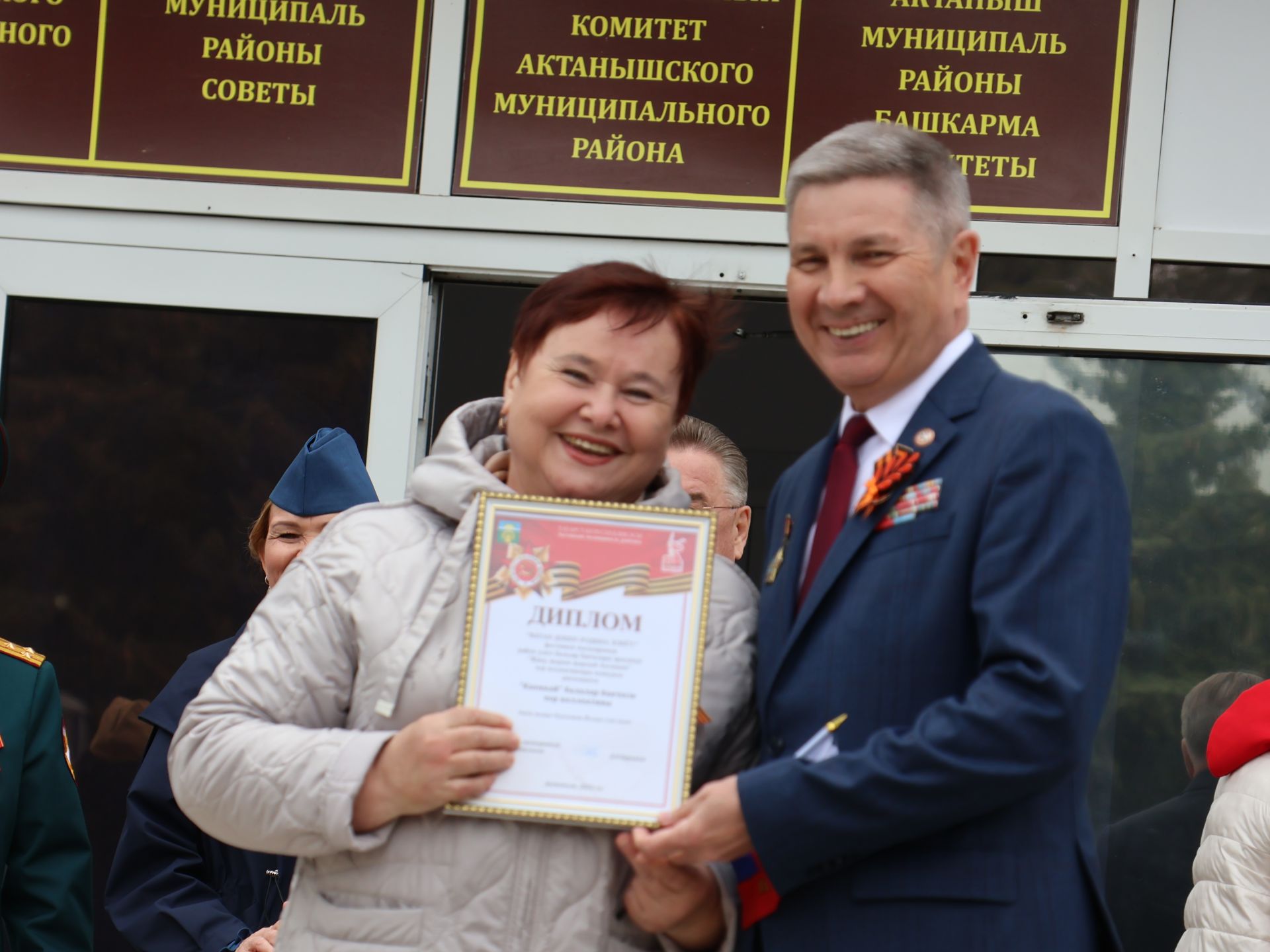 Җиңү килде җирне нурга күмеп, Шатлык белән күзне чылатып!