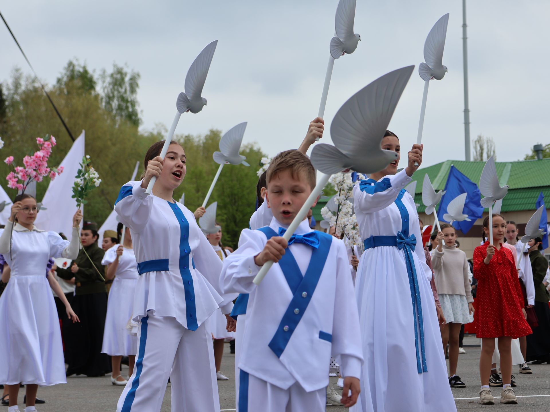 Җиңү килде җирне нурга күмеп, Шатлык белән күзне чылатып!
