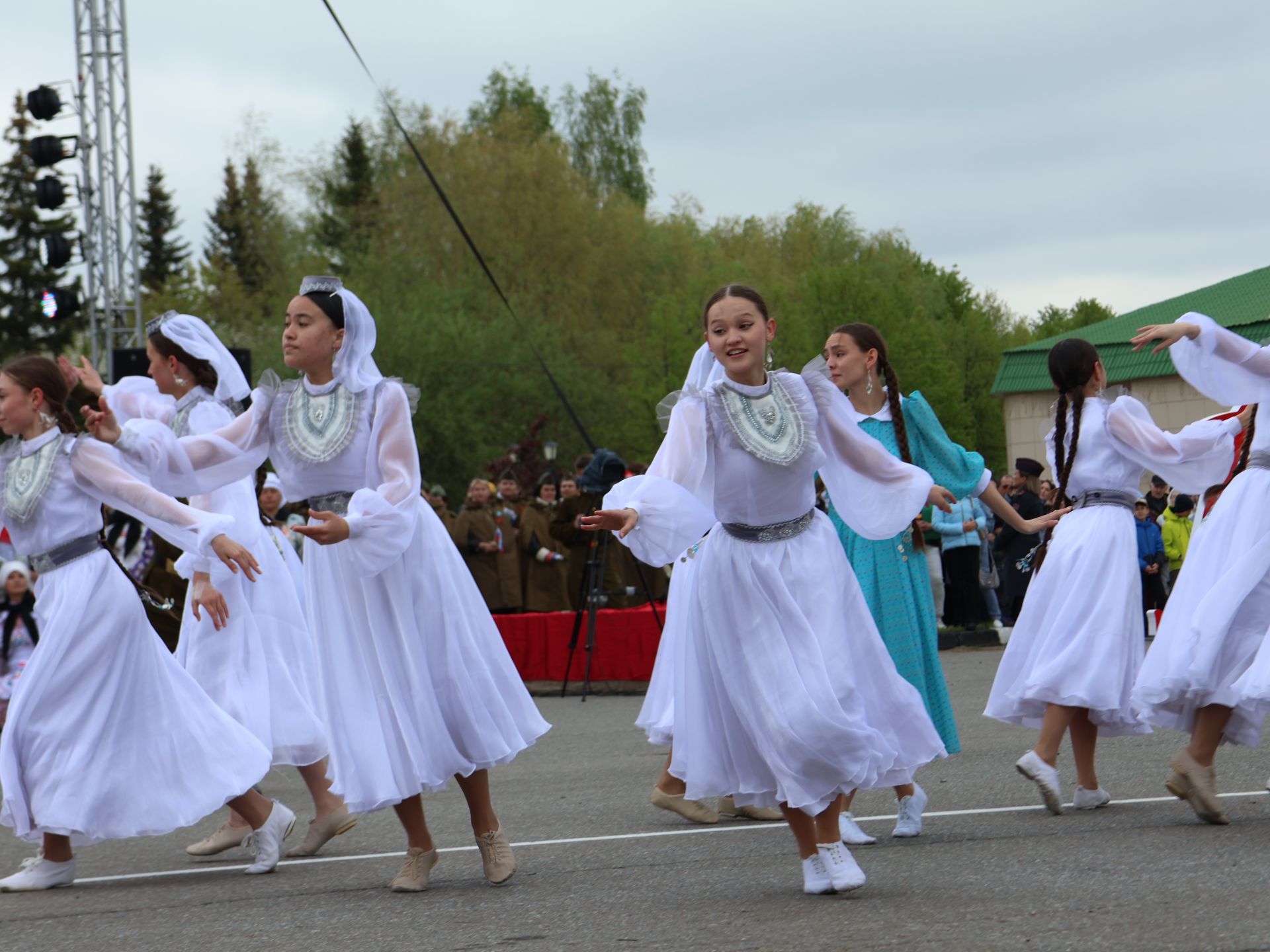 Җиңү килде җирне нурга күмеп, Шатлык белән күзне чылатып!