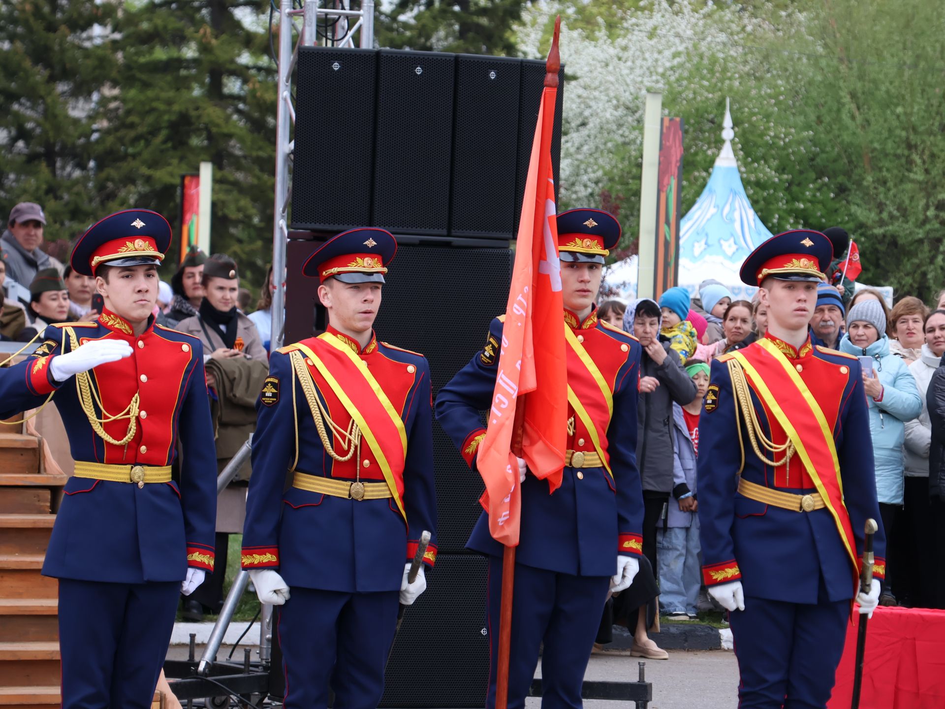 Җиңү килде җирне нурга күмеп, Шатлык белән күзне чылатып!