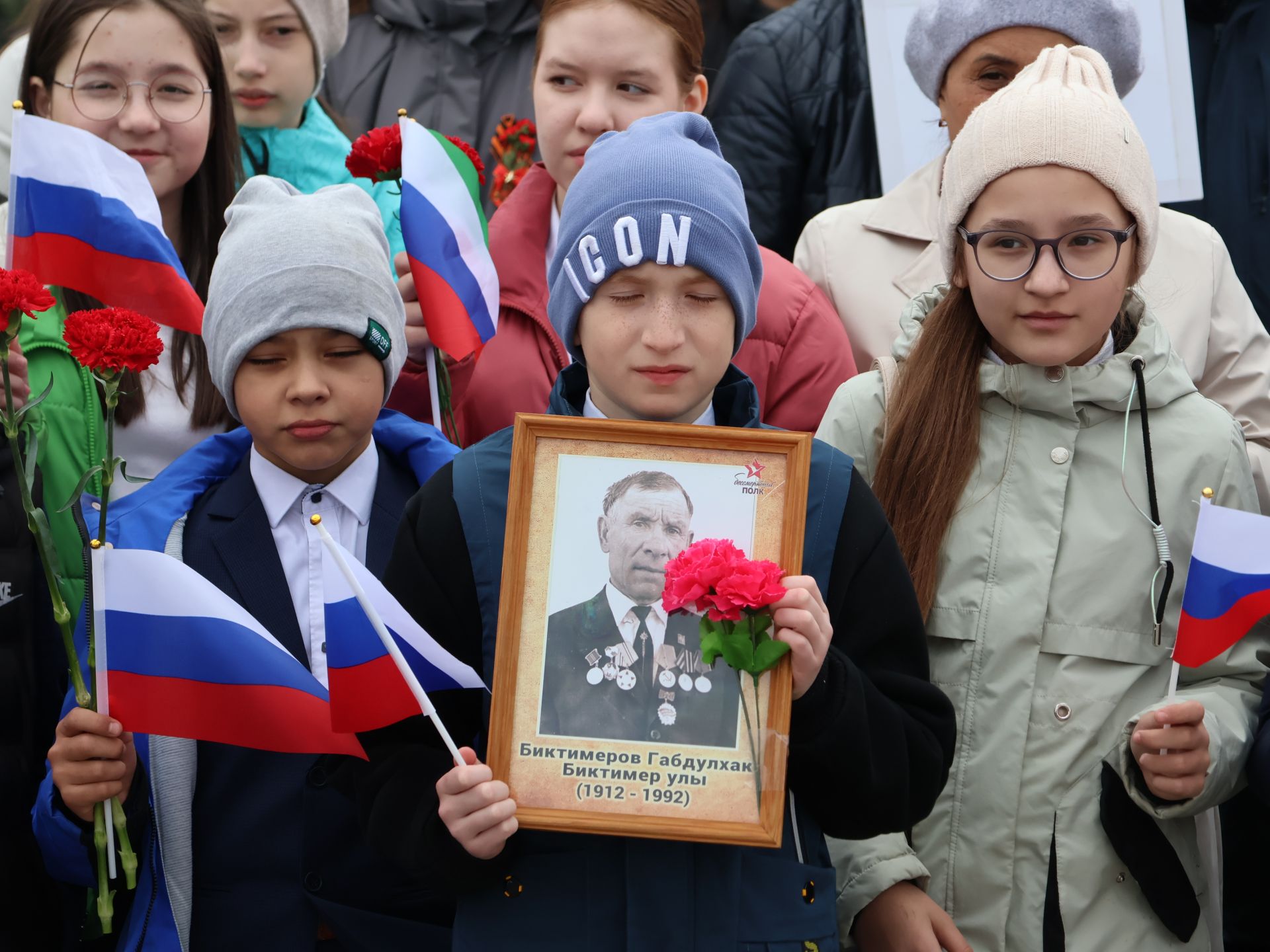 Җиңү килде җирне нурга күмеп, Шатлык белән күзне чылатып!