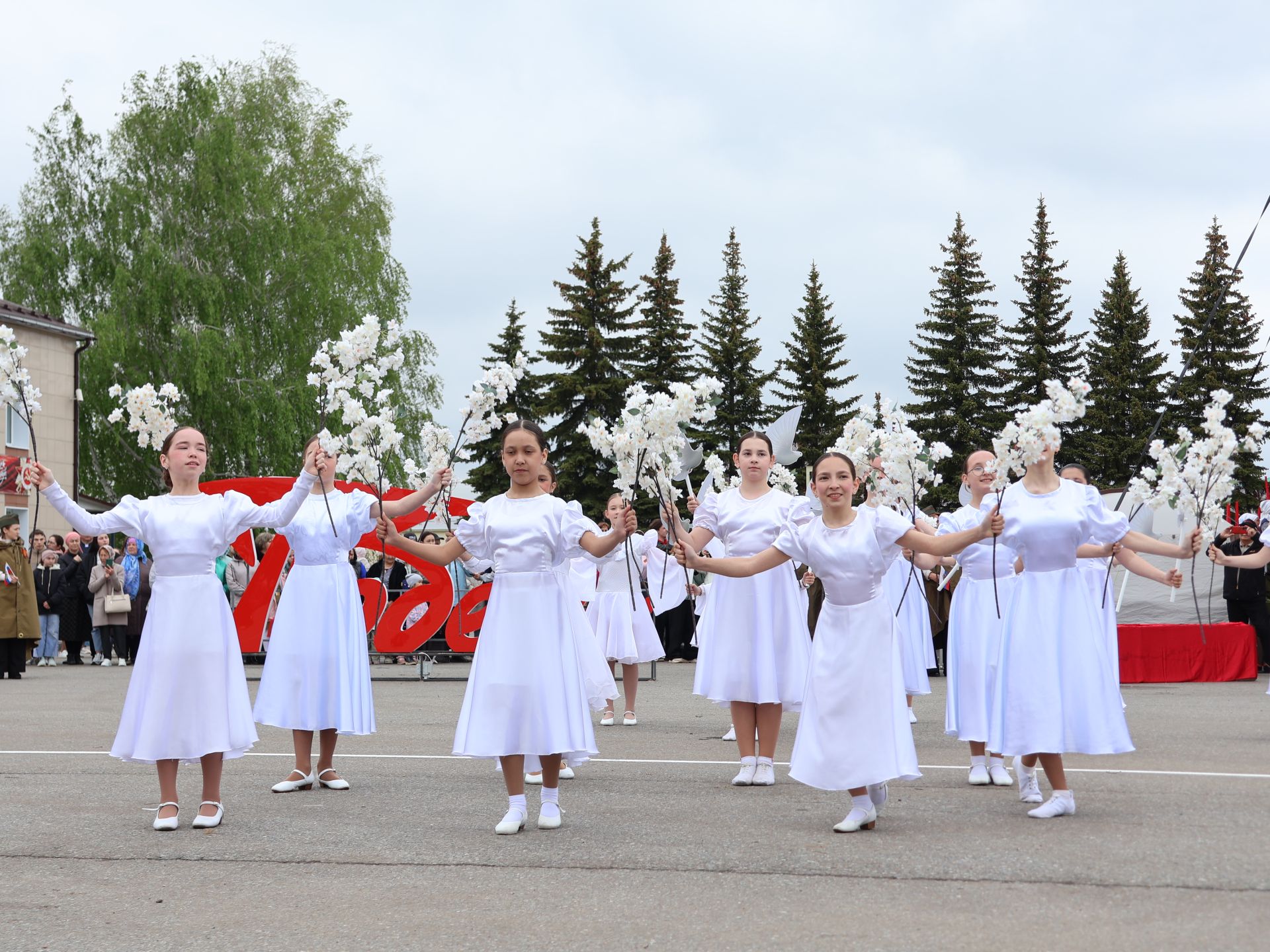 Җиңү килде җирне нурга күмеп, Шатлык белән күзне чылатып!