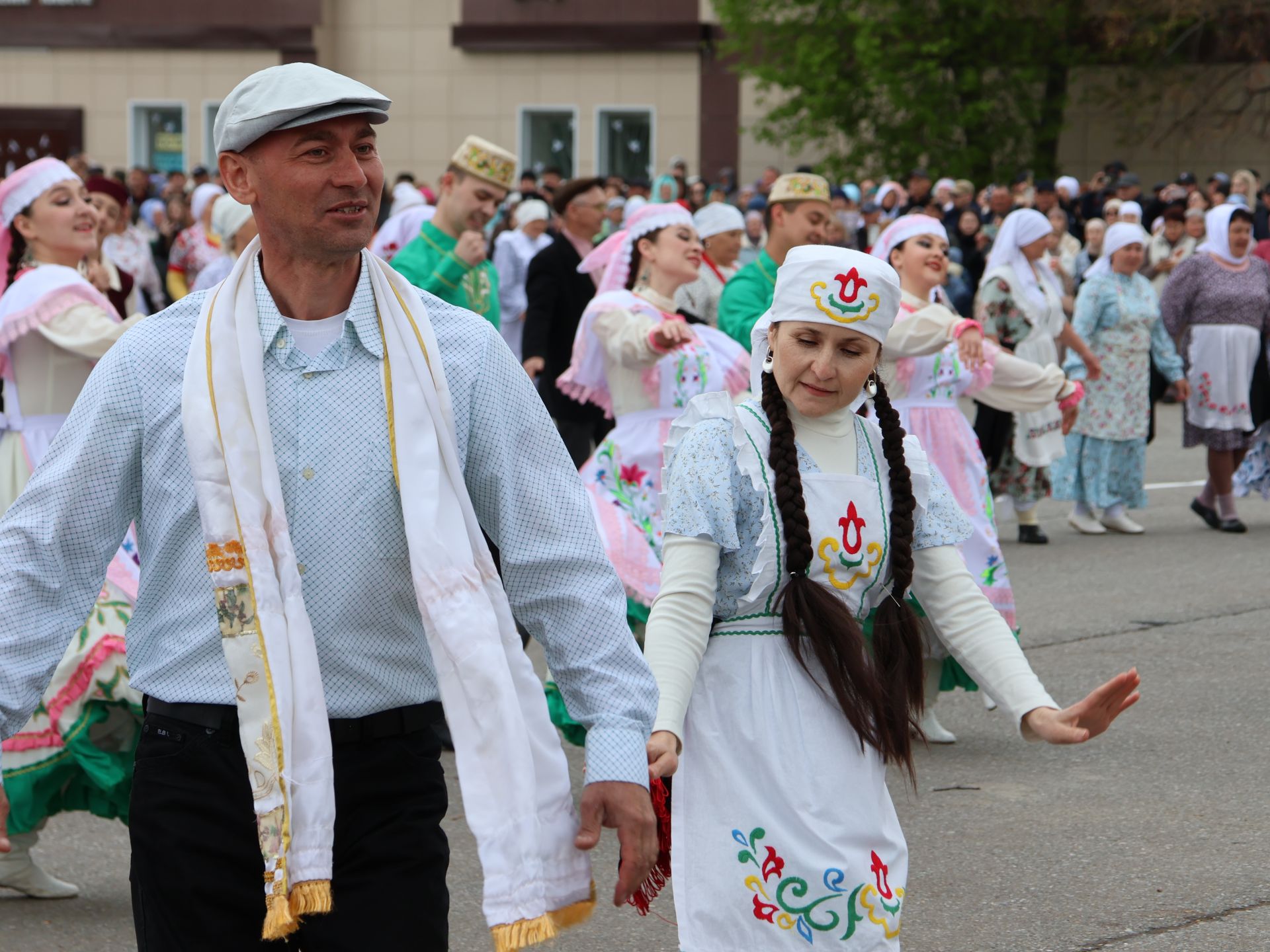 Җиңү килде җирне нурга күмеп, Шатлык белән күзне чылатып!