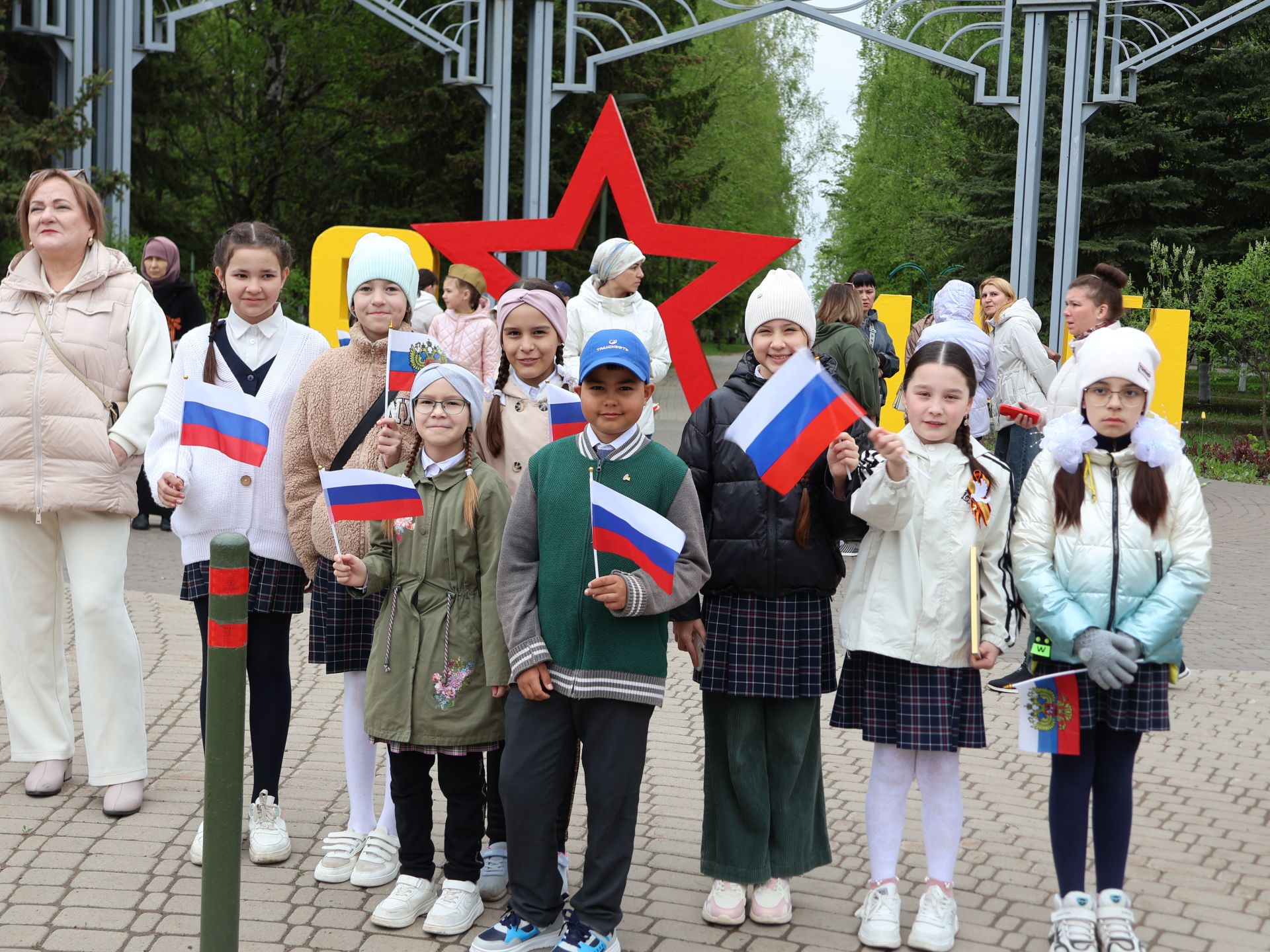 Җиңү килде җирне нурга күмеп, Шатлык белән күзне чылатып!