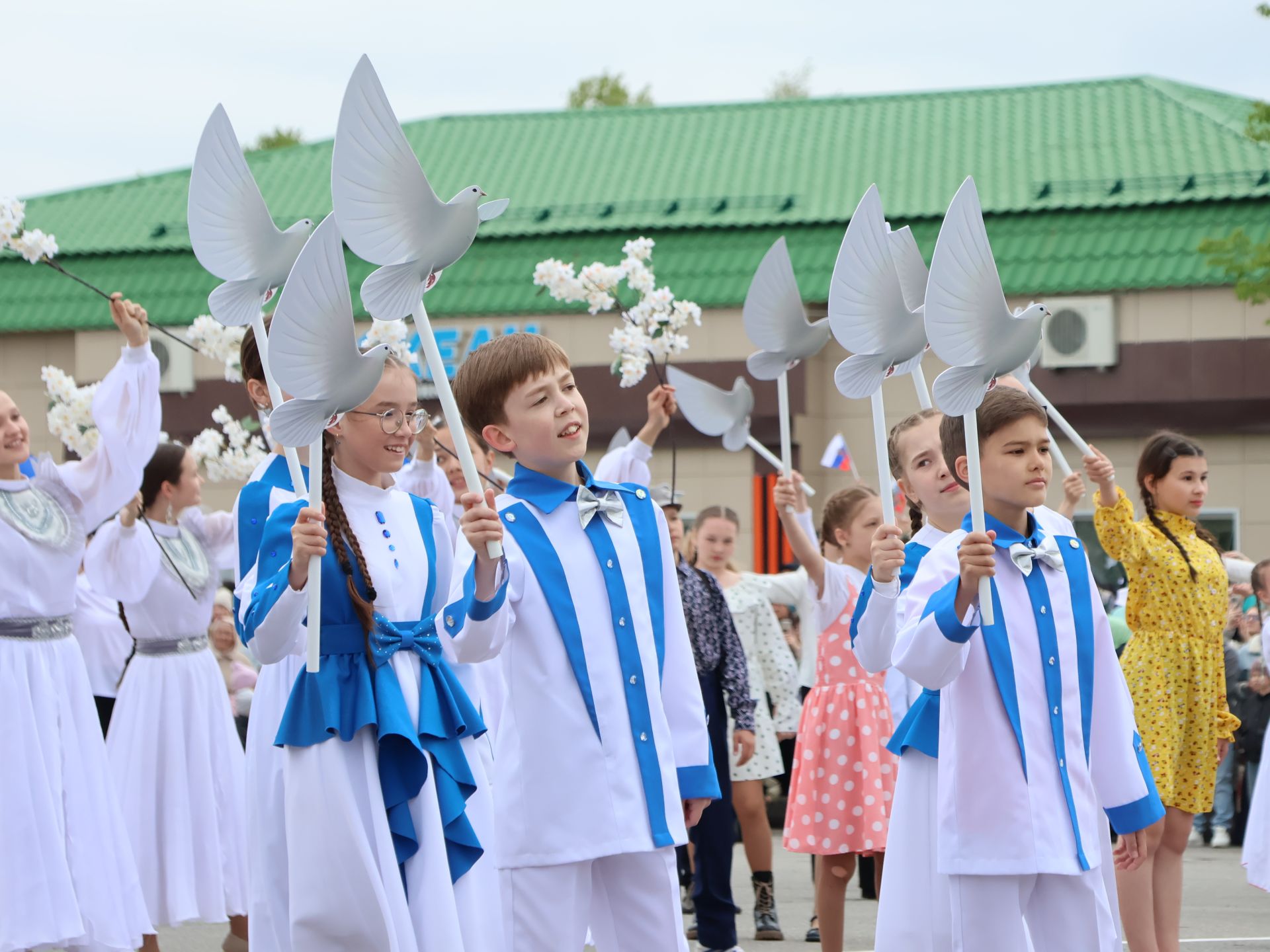 Җиңү килде җирне нурга күмеп, Шатлык белән күзне чылатып!