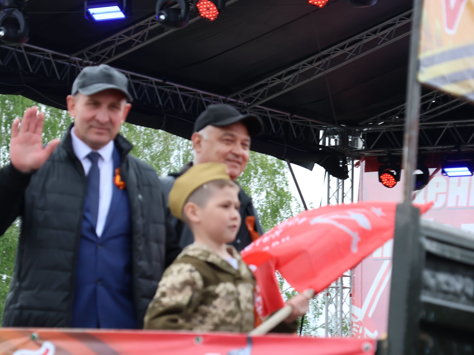 Җиңү килде җирне нурга күмеп, Шатлык белән күзне чылатып!