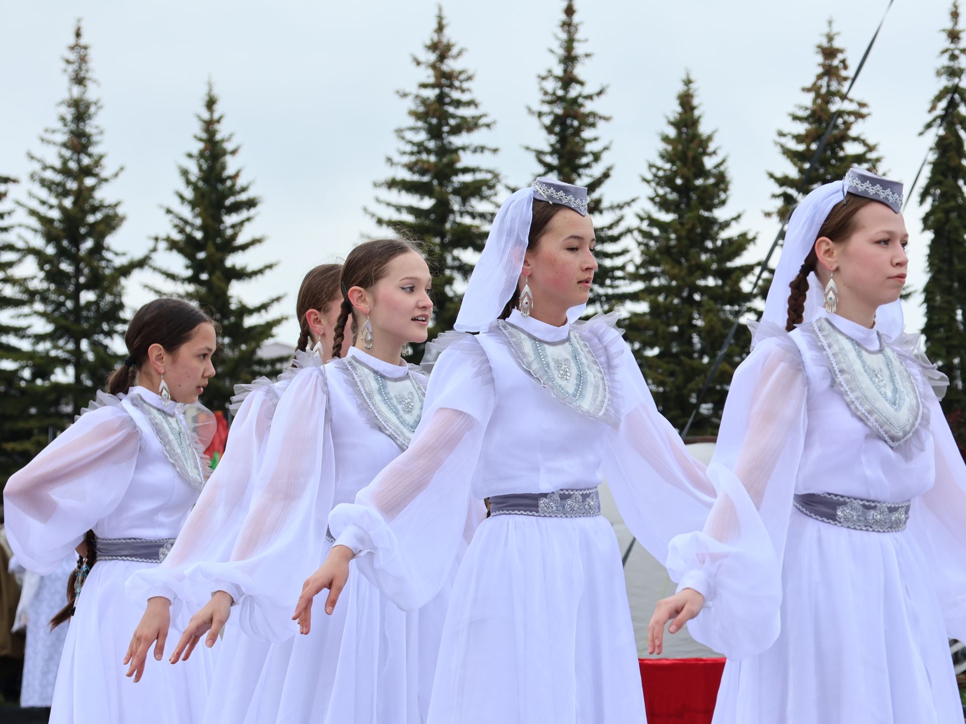 Җиңү килде җирне нурга күмеп, Шатлык белән күзне чылатып!