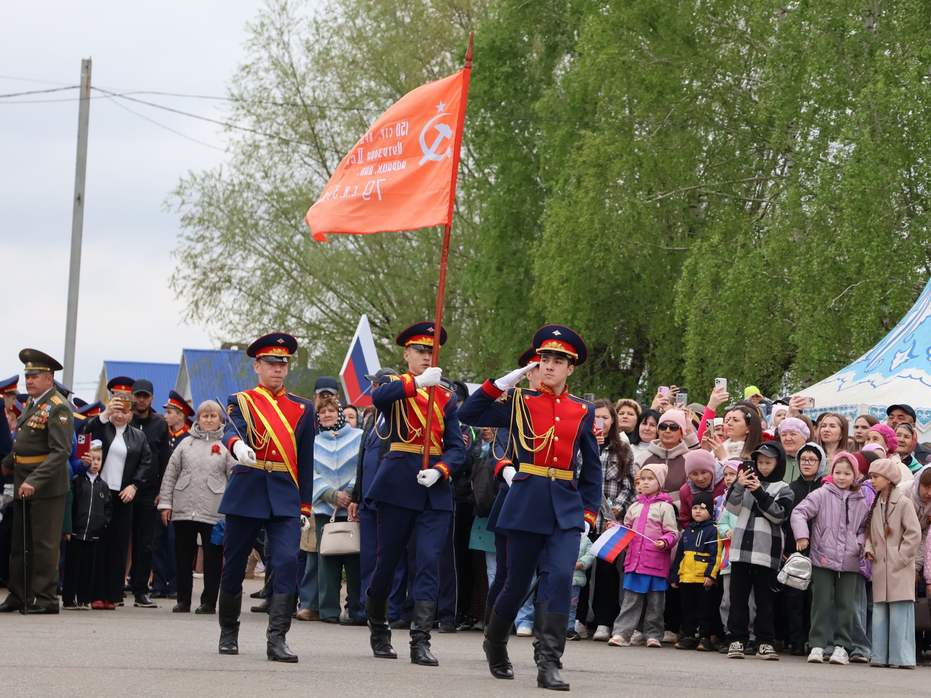 Җиңү килде җирне нурга күмеп, Шатлык белән күзне чылатып!