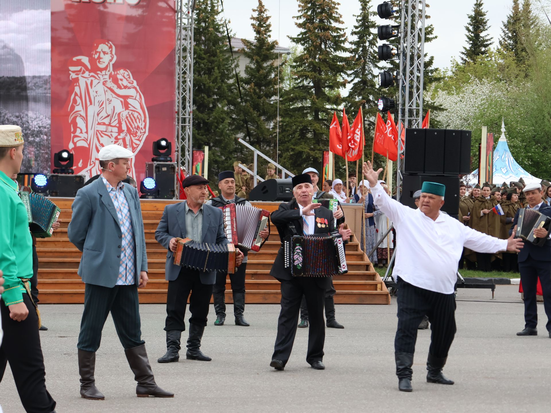 Җиңү килде җирне нурга күмеп, Шатлык белән күзне чылатып!