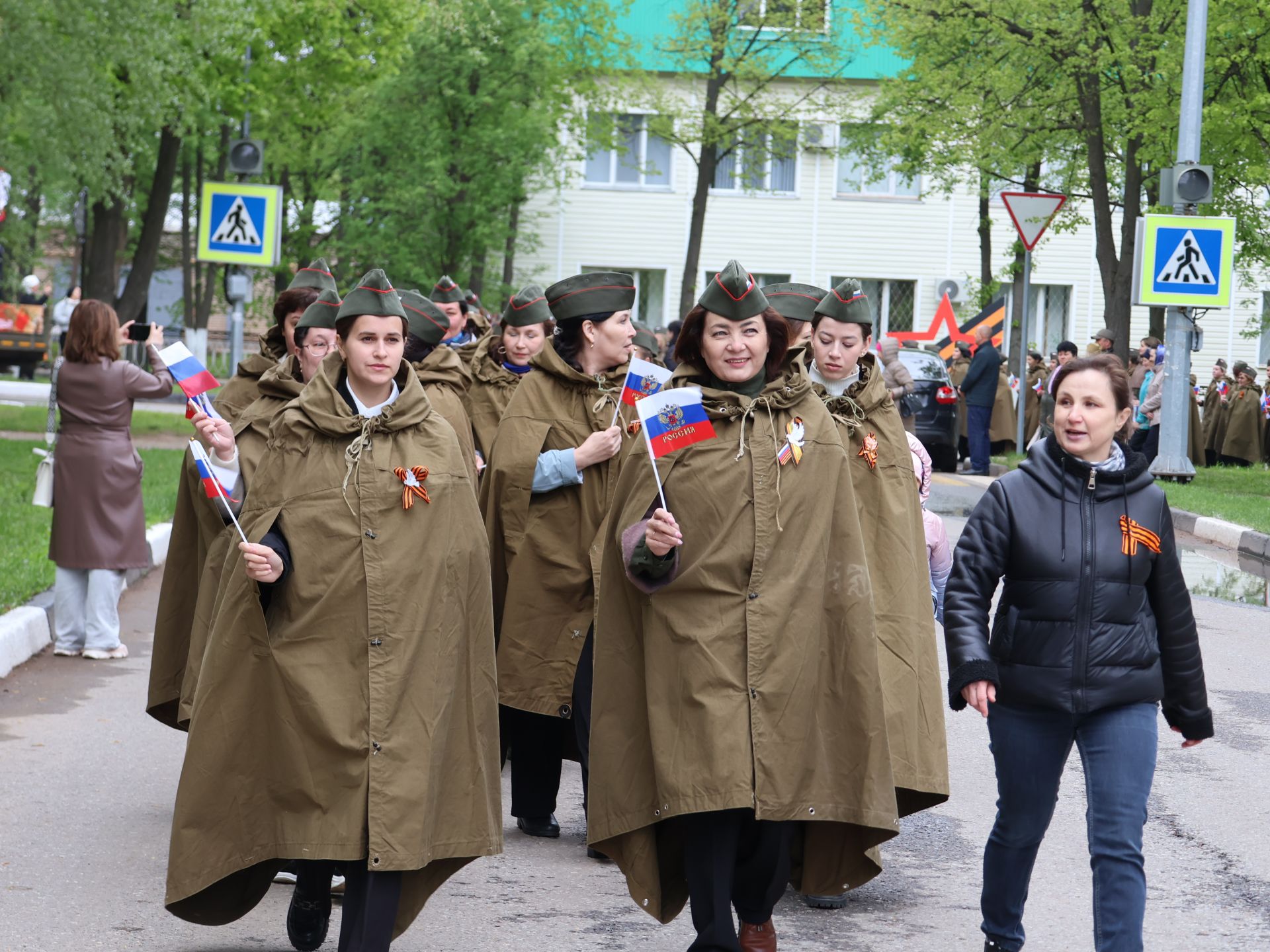Җиңү килде җирне нурга күмеп, Шатлык белән күзне чылатып!