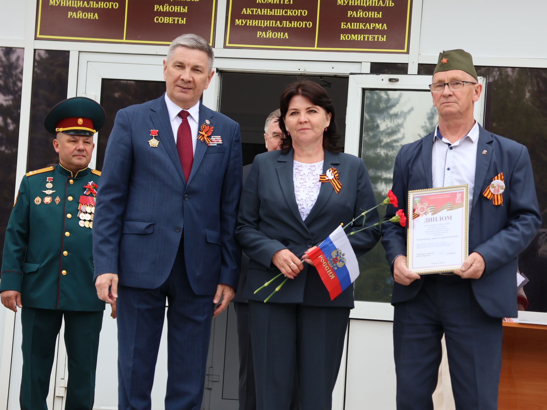 Җиңү килде җирне нурга күмеп, Шатлык белән күзне чылатып!