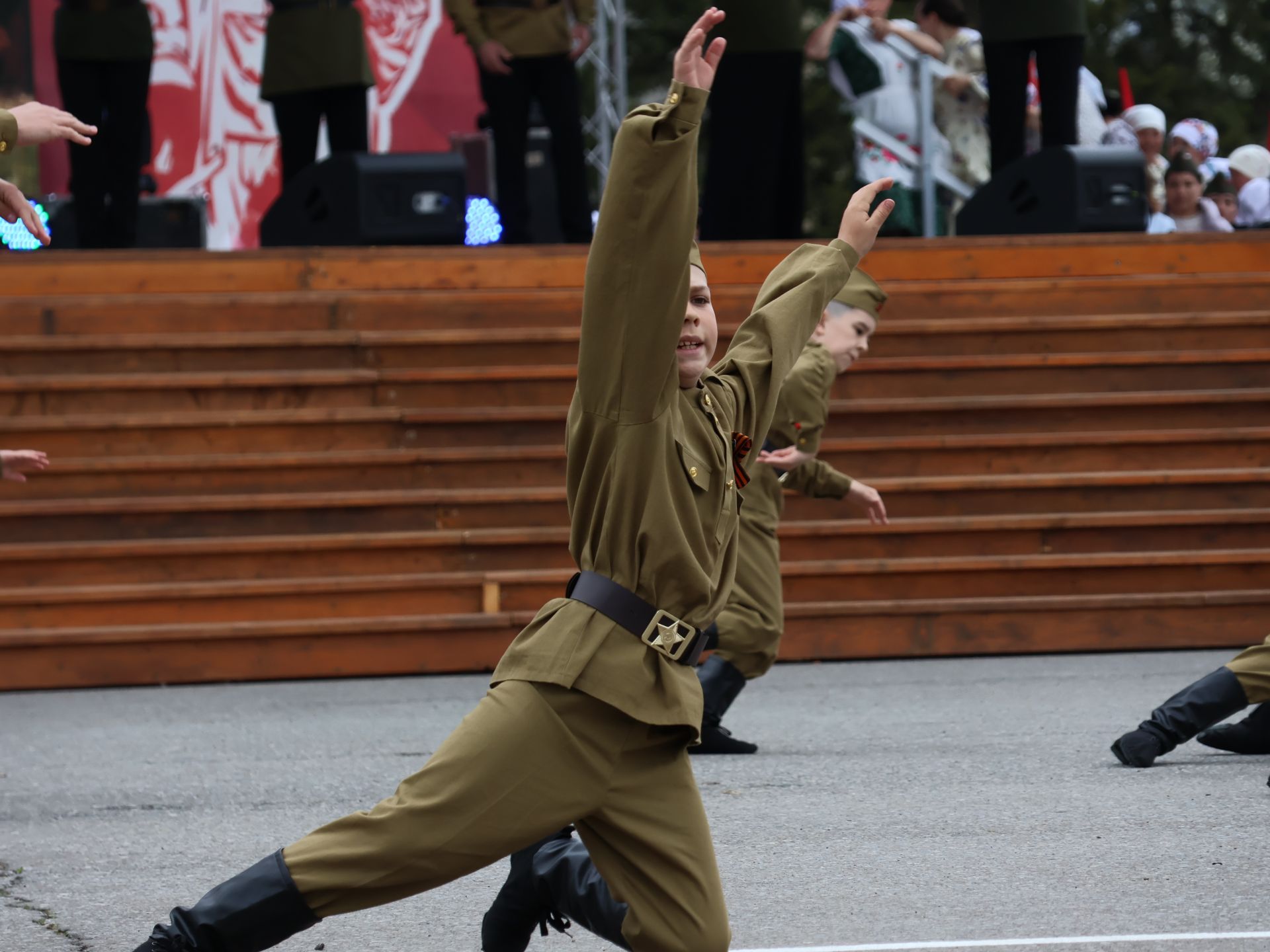 Җиңү килде җирне нурга күмеп, Шатлык белән күзне чылатып!