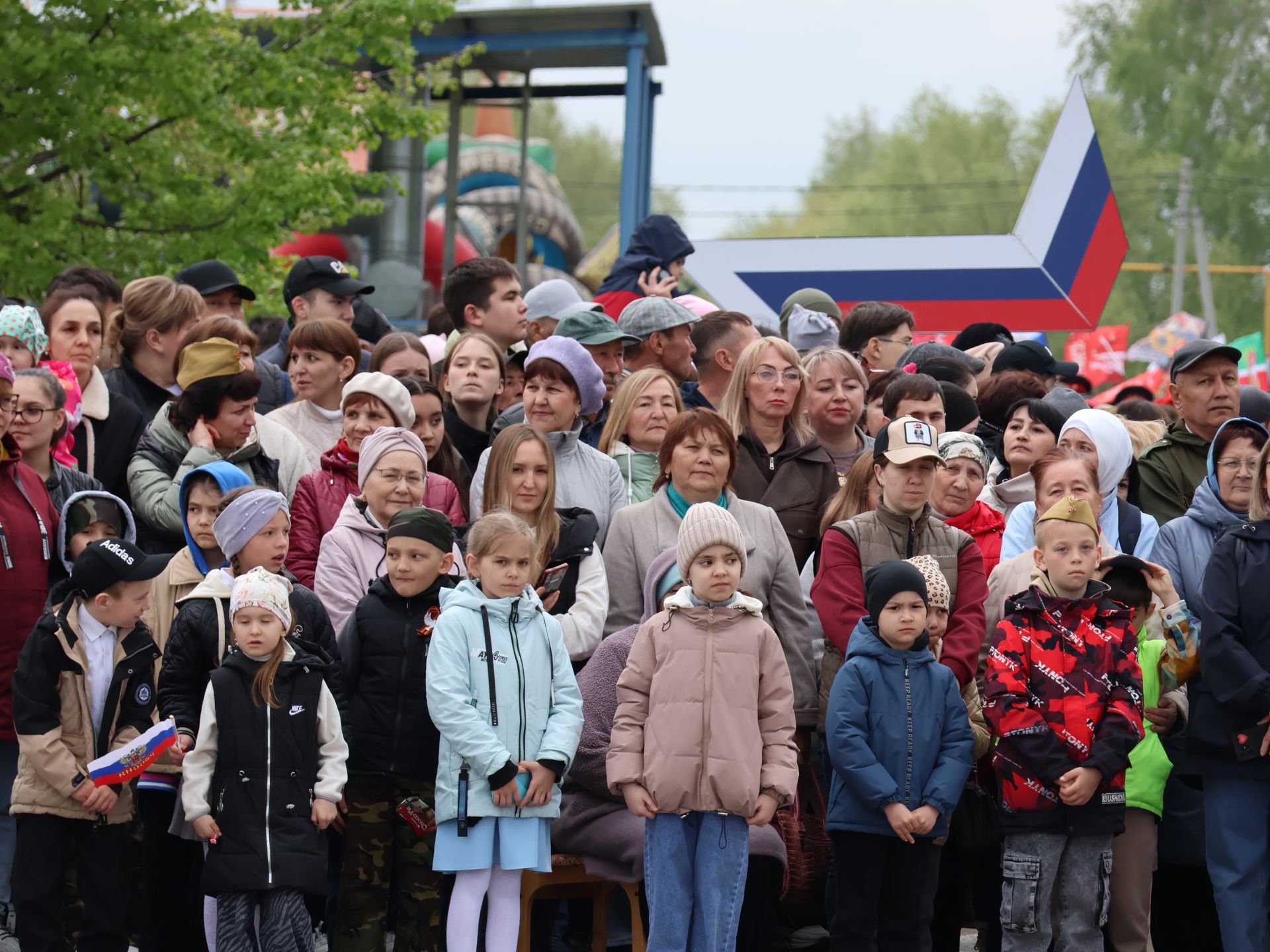 Җиңү килде җирне нурга күмеп, Шатлык белән күзне чылатып!
