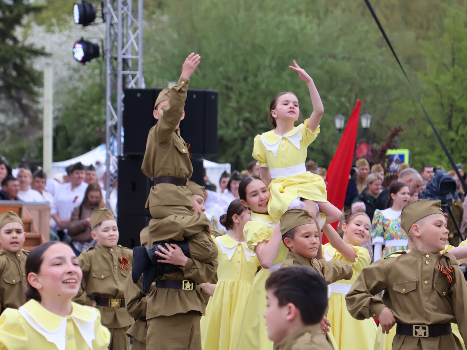 Җиңү килде җирне нурга күмеп, Шатлык белән күзне чылатып!