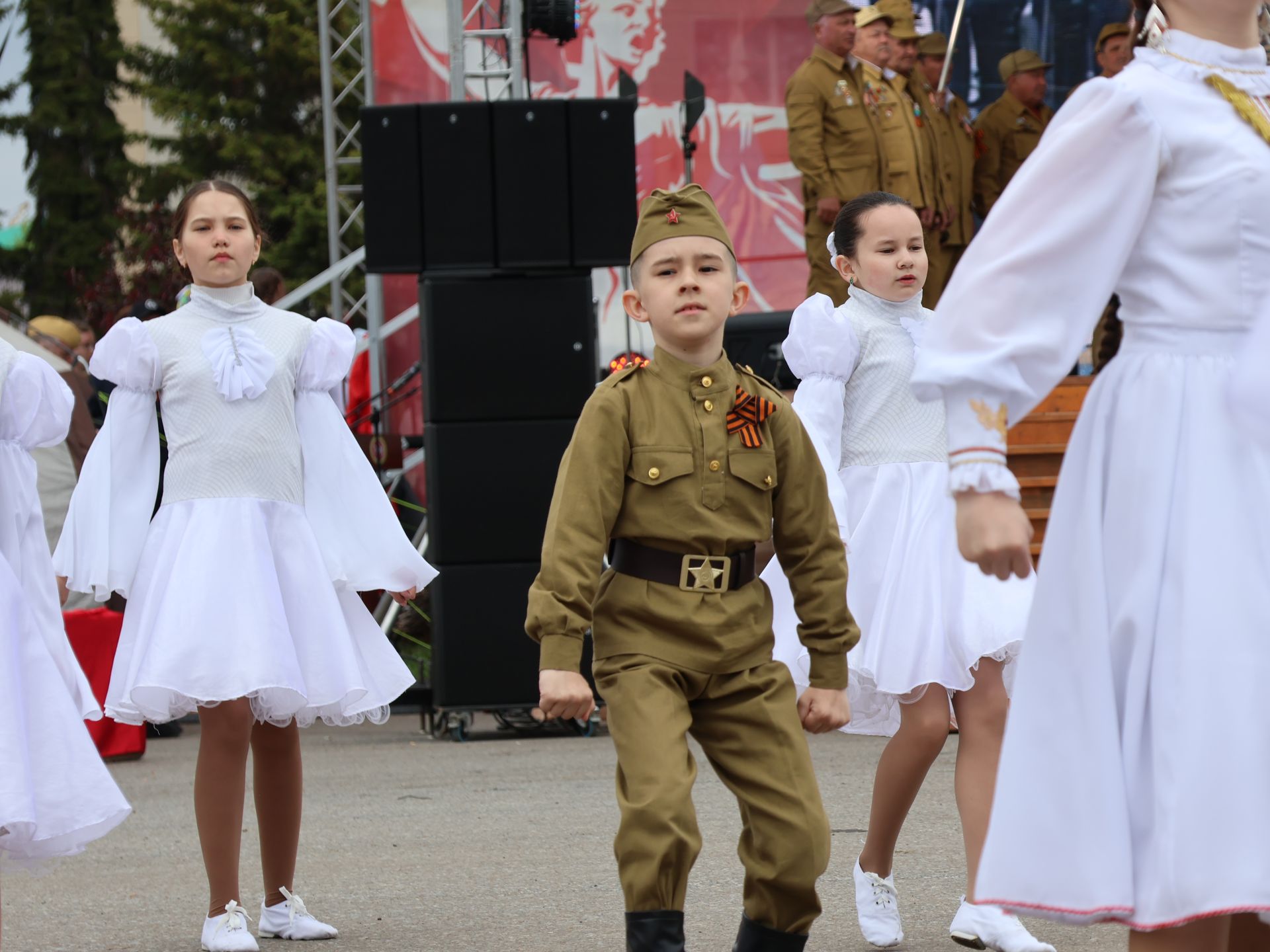 Җиңү килде җирне нурга күмеп, Шатлык белән күзне чылатып!