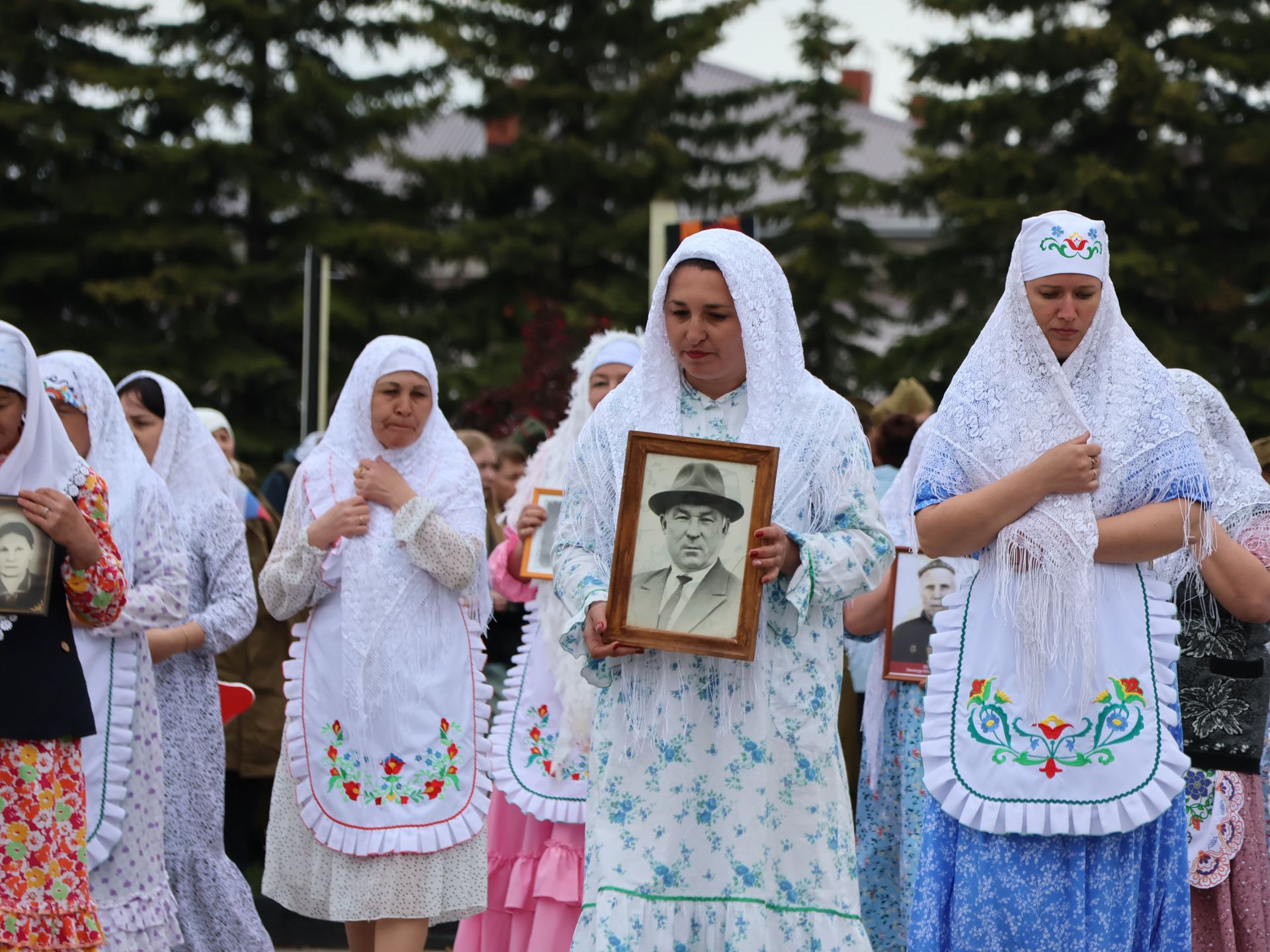 Җиңү килде җирне нурга күмеп, Шатлык белән күзне чылатып!