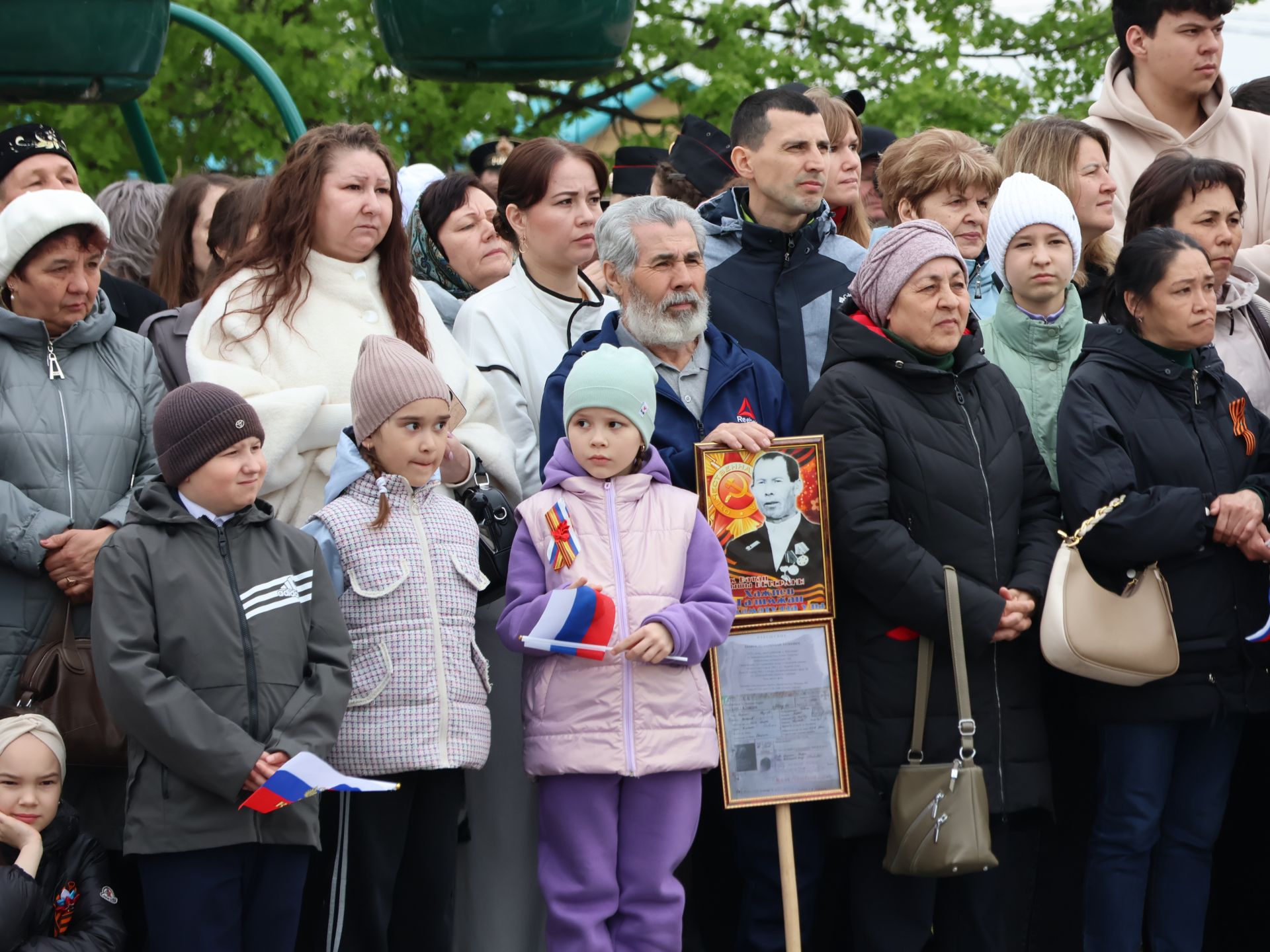 Җиңү килде җирне нурга күмеп, Шатлык белән күзне чылатып!