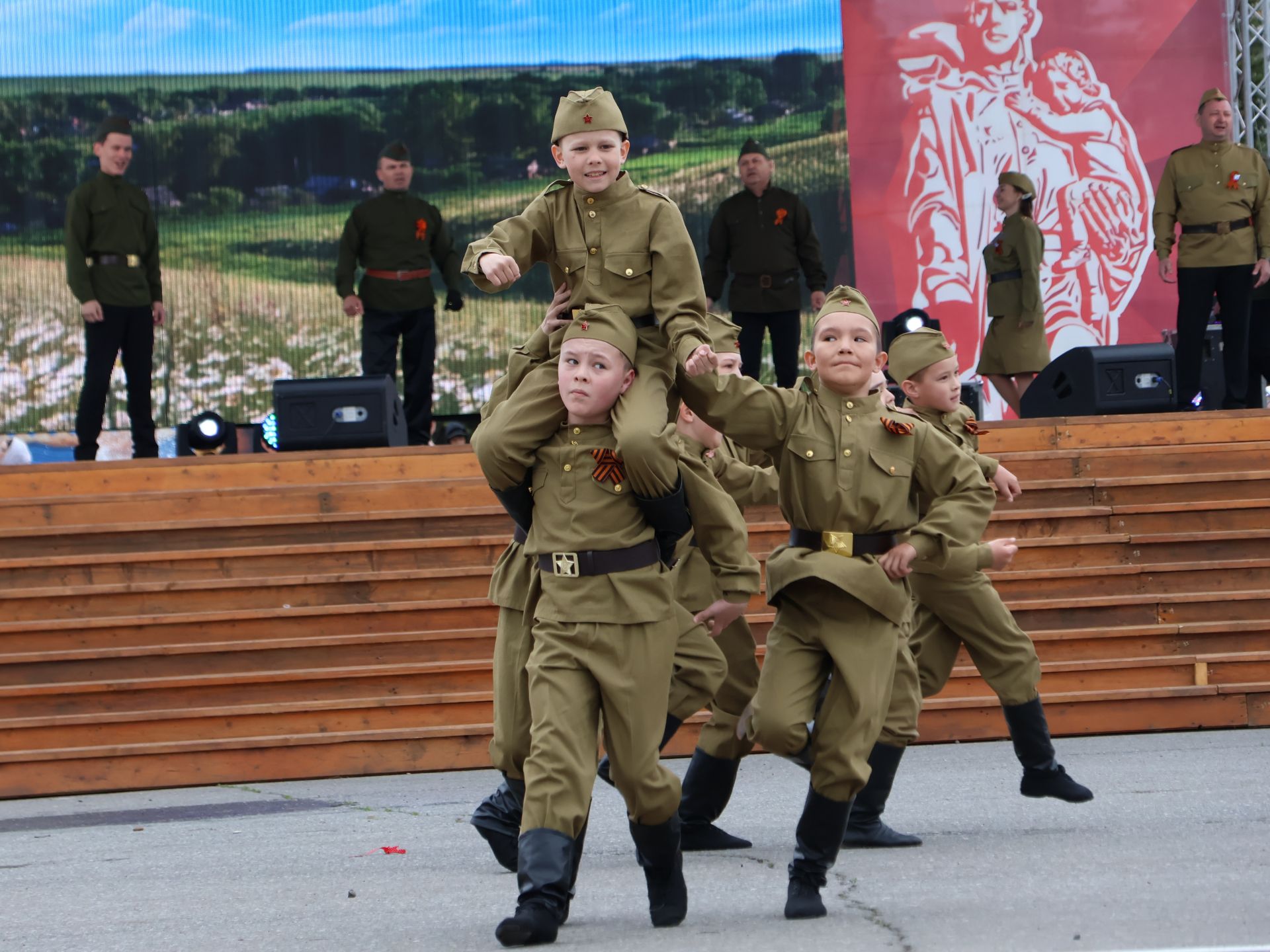 Җиңү килде җирне нурга күмеп, Шатлык белән күзне чылатып!