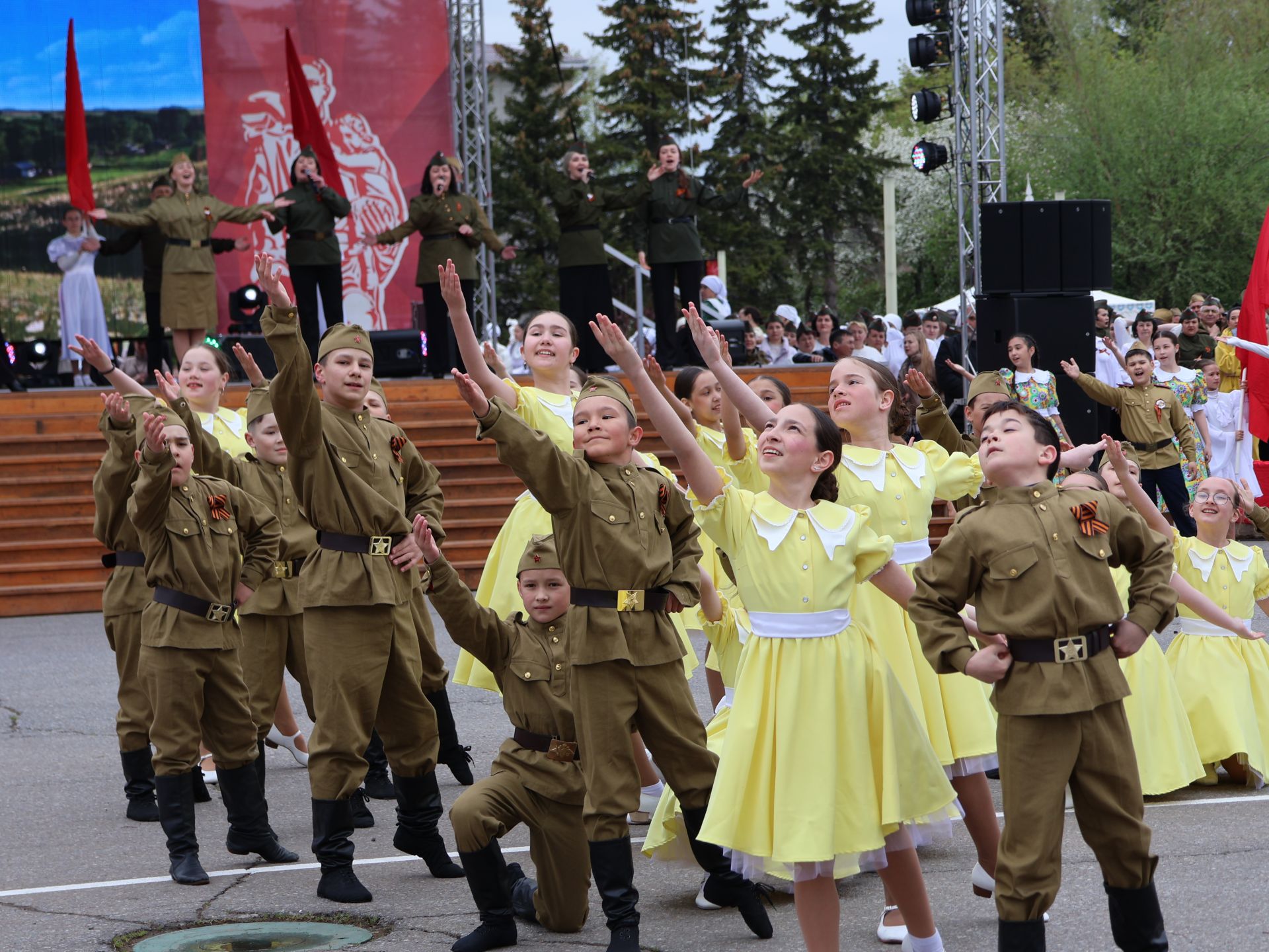 Җиңү килде җирне нурга күмеп, Шатлык белән күзне чылатып!