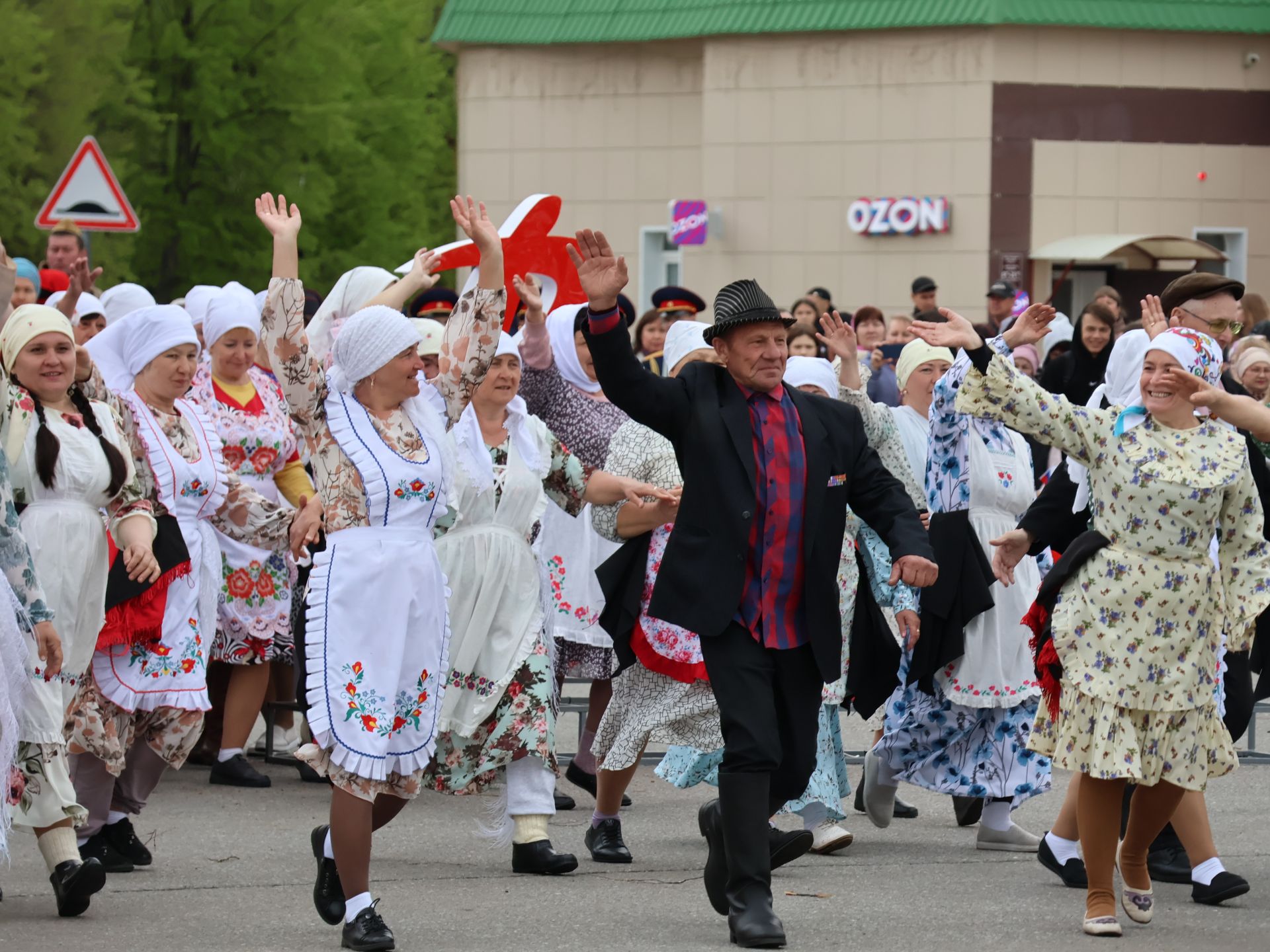 Җиңү килде җирне нурга күмеп, Шатлык белән күзне чылатып!