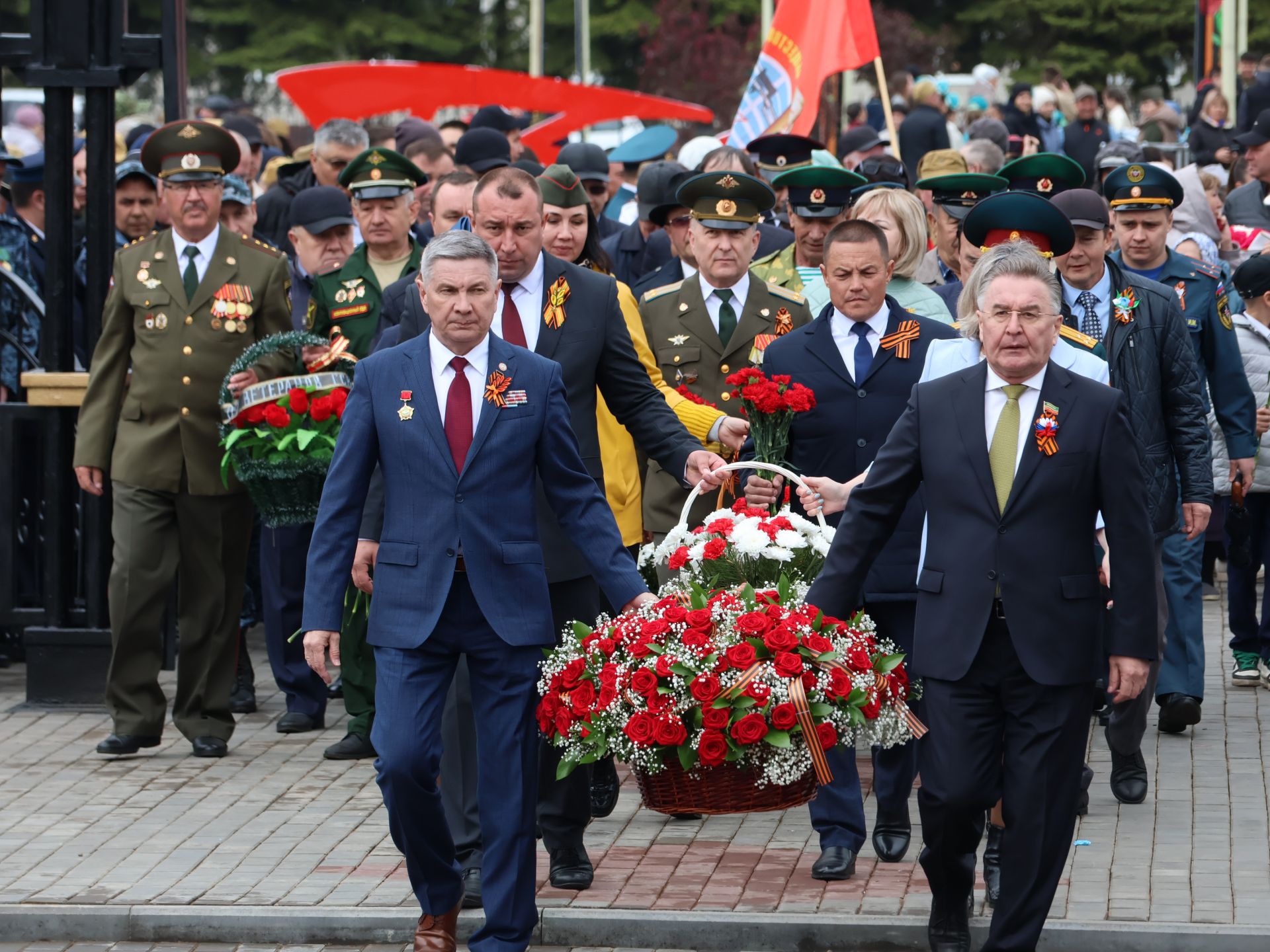 Җиңү килде җирне нурга күмеп, Шатлык белән күзне чылатып!