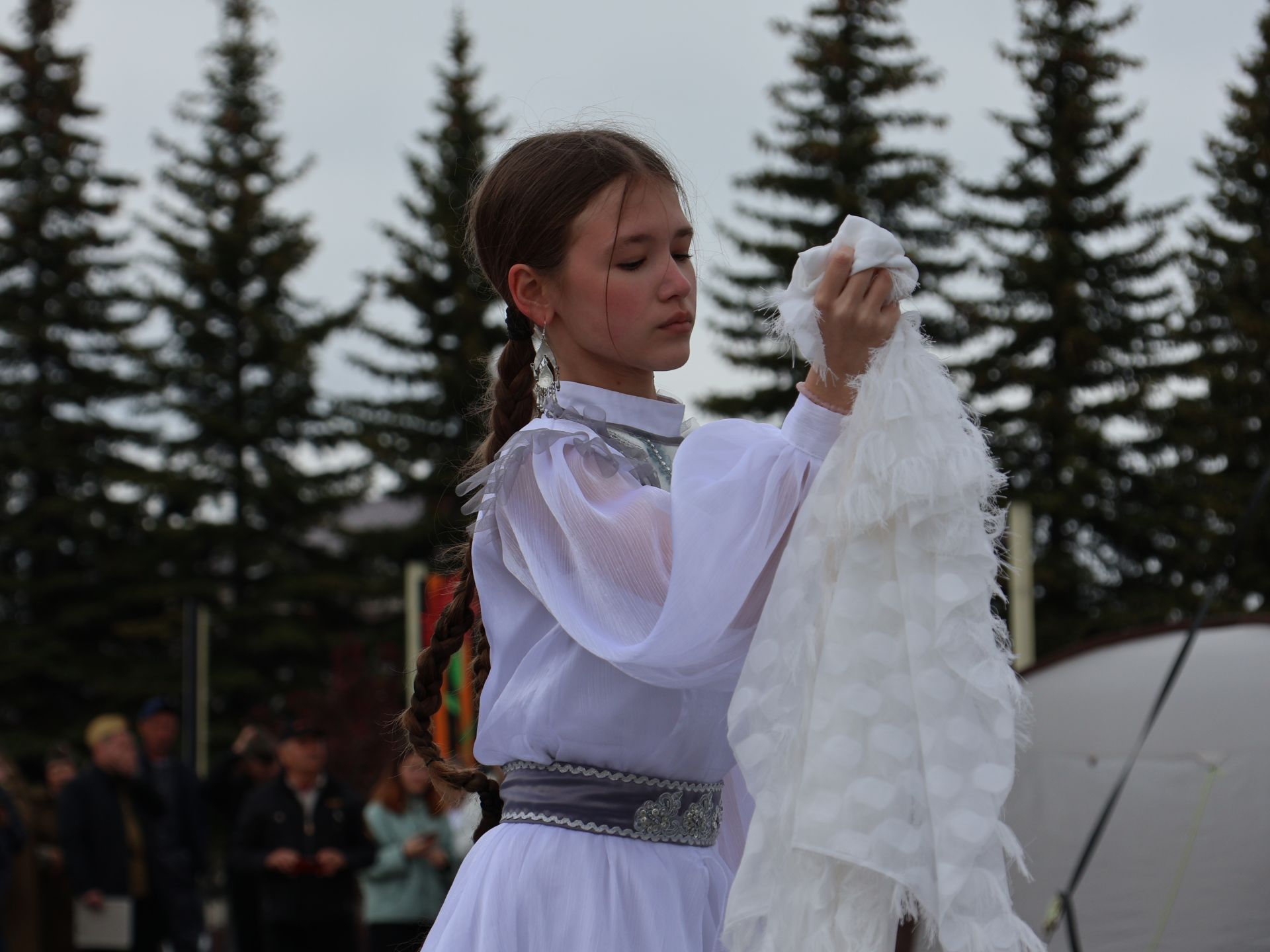 Җиңү килде җирне нурга күмеп, Шатлык белән күзне чылатып!