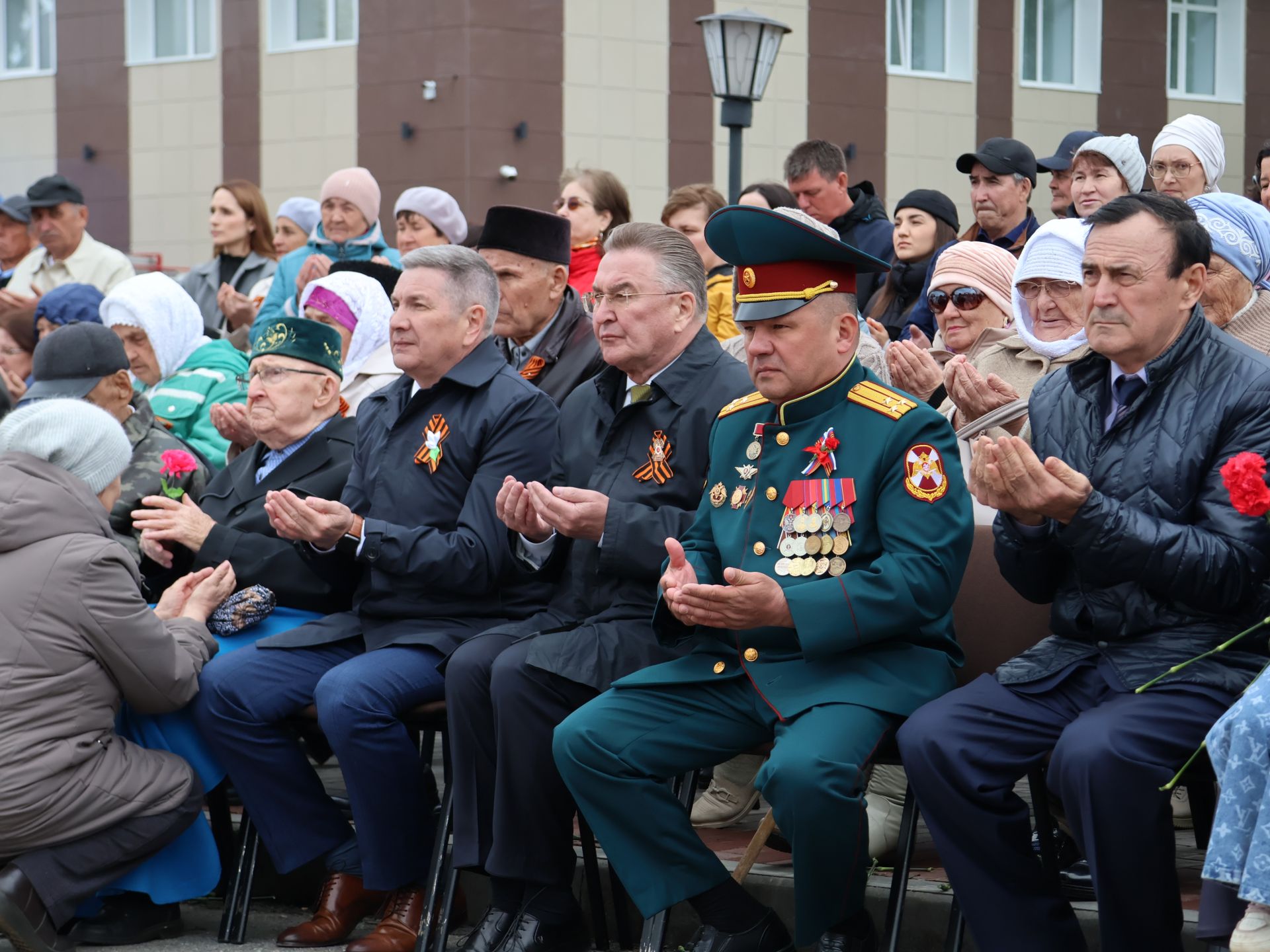 Җиңү килде җирне нурга күмеп, Шатлык белән күзне чылатып!