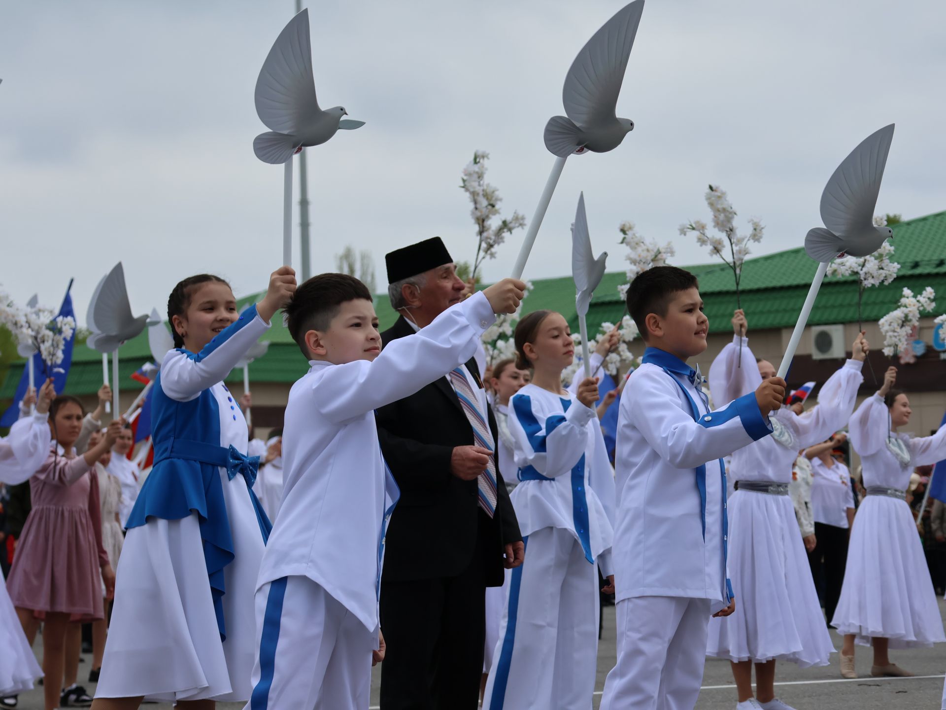 Җиңү килде җирне нурга күмеп, Шатлык белән күзне чылатып!