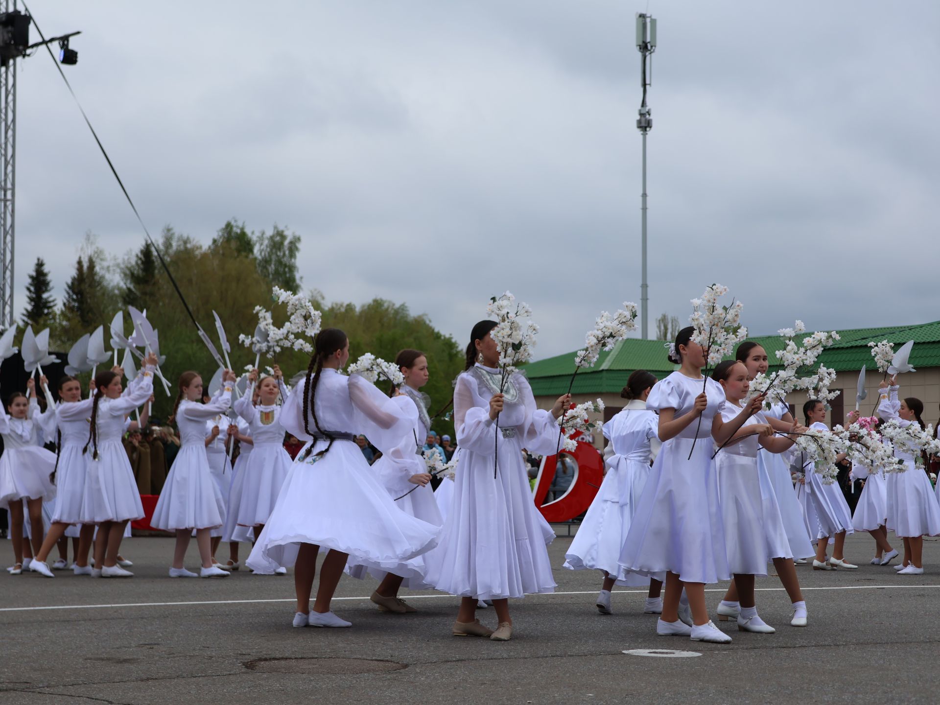 Җиңү килде җирне нурга күмеп, Шатлык белән күзне чылатып!