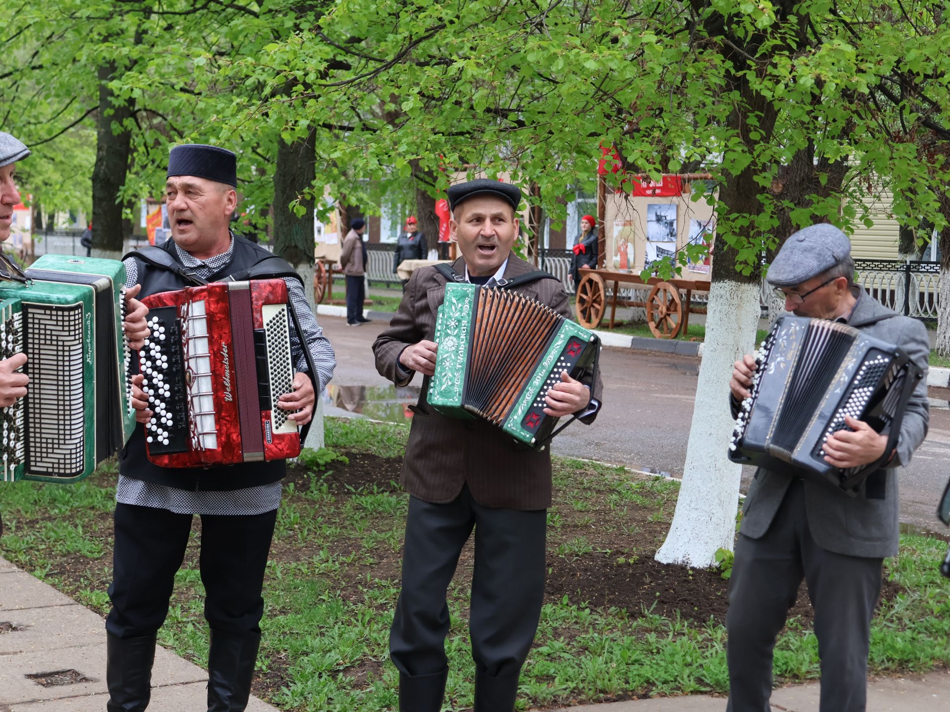 Җиңү килде җирне нурга күмеп, Шатлык белән күзне чылатып!
