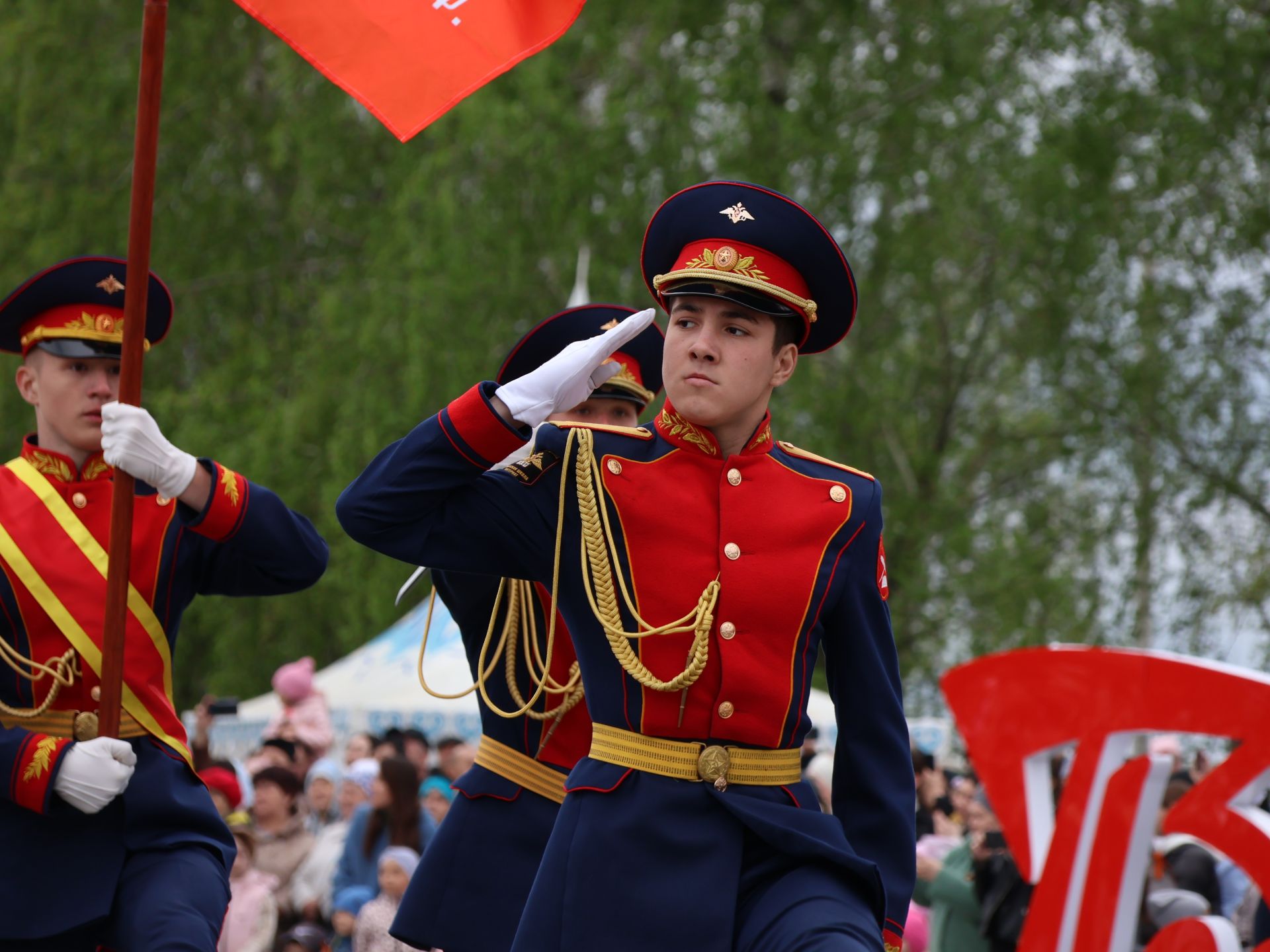 Җиңү килде җирне нурга күмеп, Шатлык белән күзне чылатып!