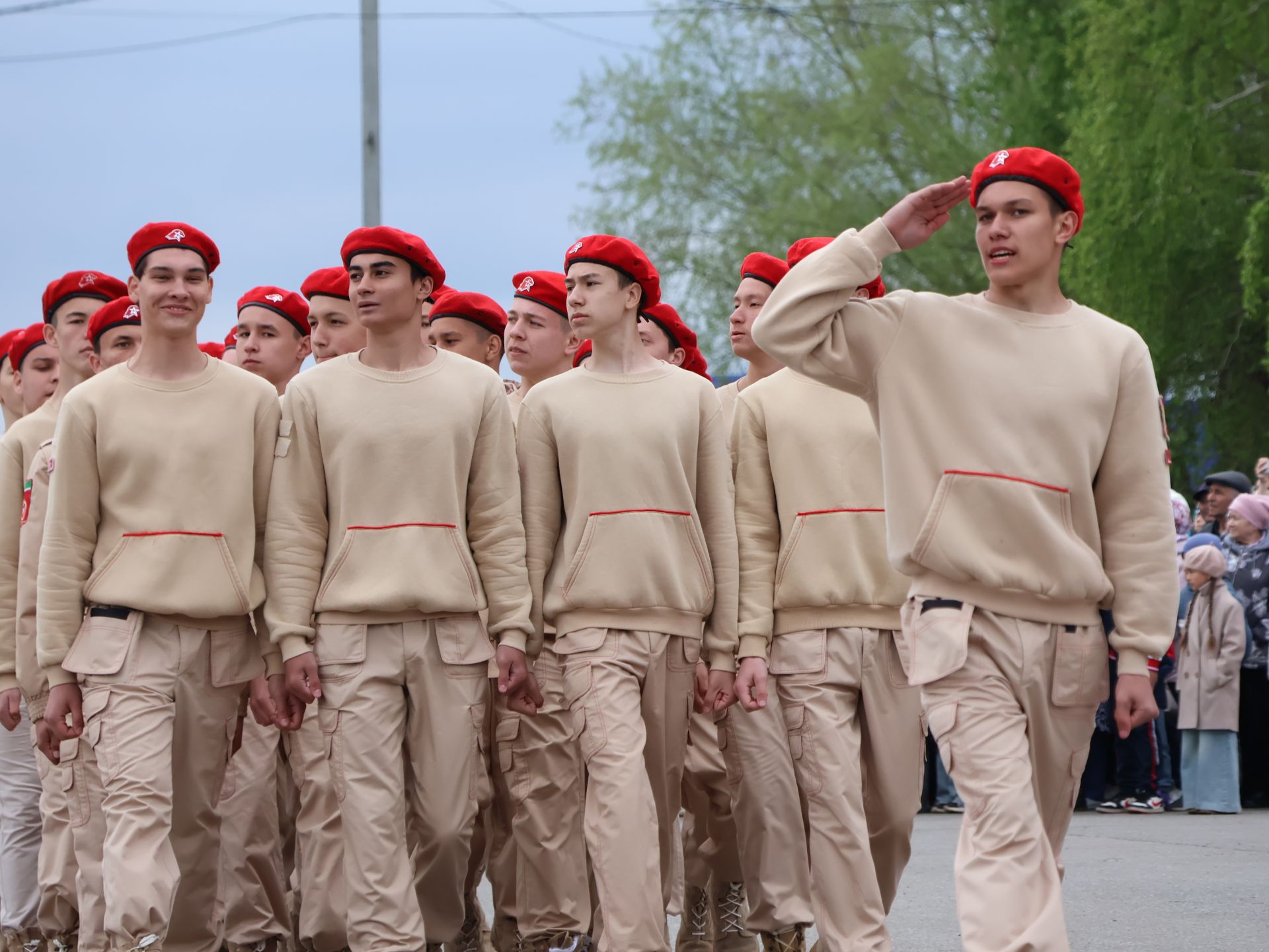 Җиңү килде җирне нурга күмеп, Шатлык белән күзне чылатып!