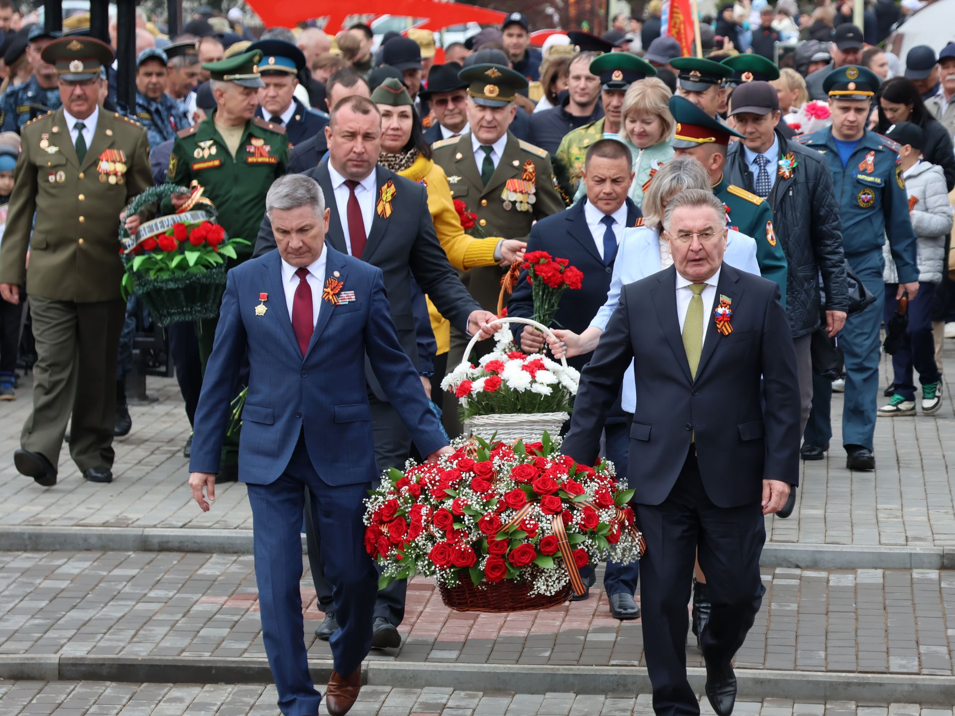 Җиңү килде җирне нурга күмеп, Шатлык белән күзне чылатып!